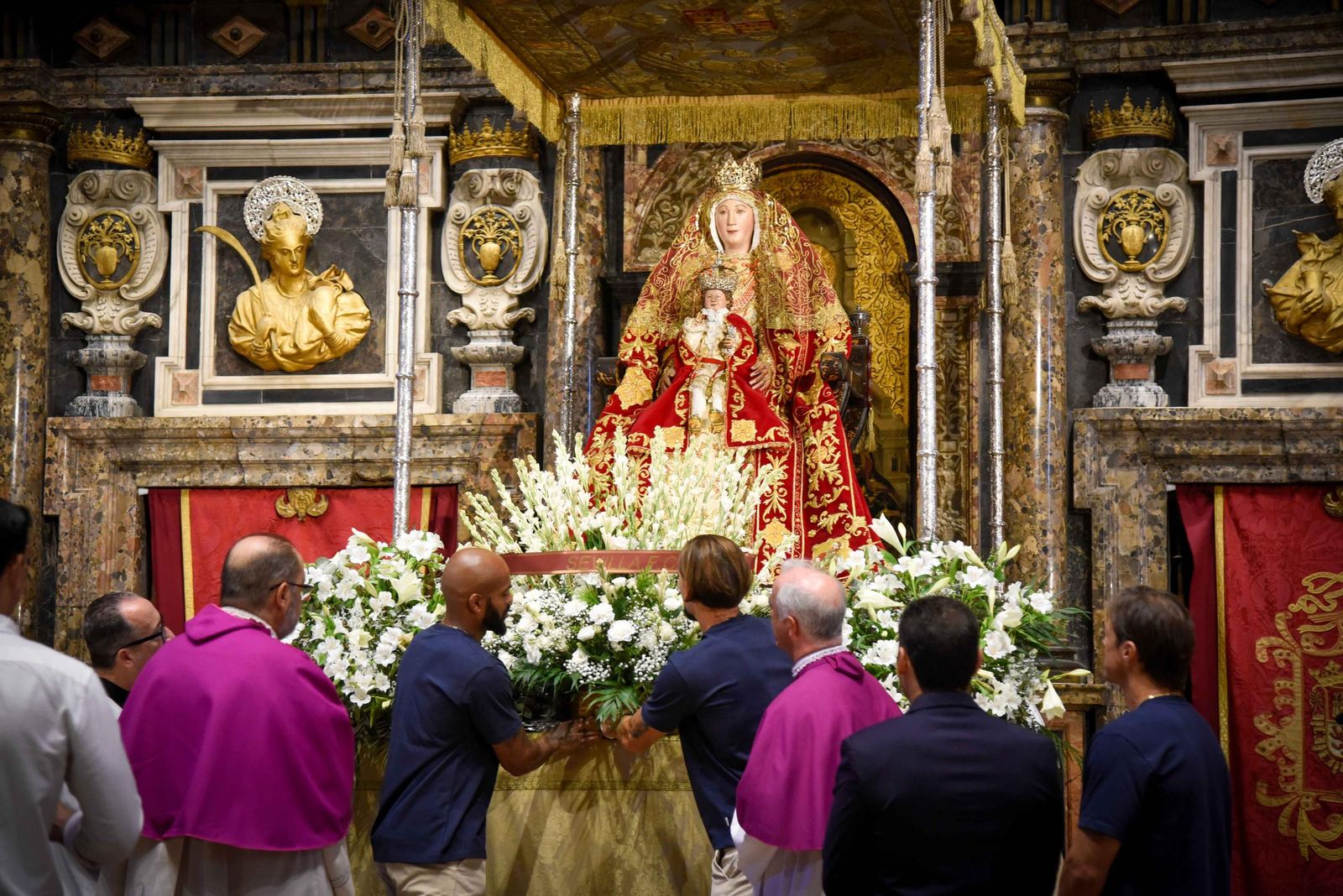 Ofrenda floral del Sevilla a la Virgen de los Reyes