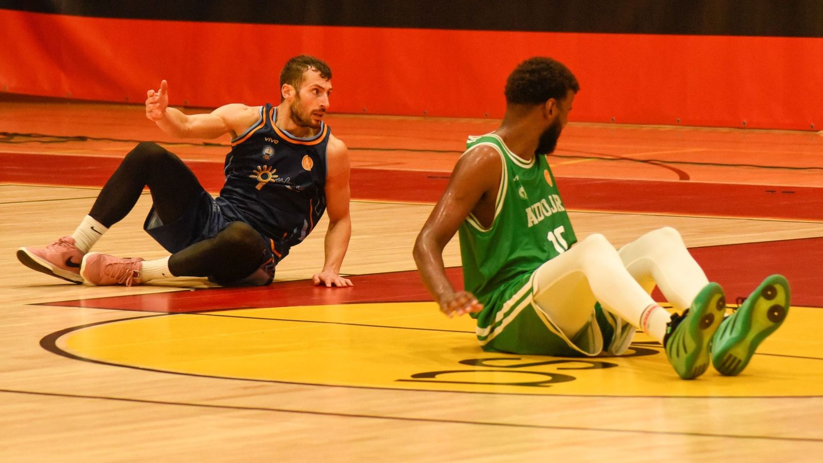 Tury Seara reclama una falta durante un partido con la ULB en La Línea