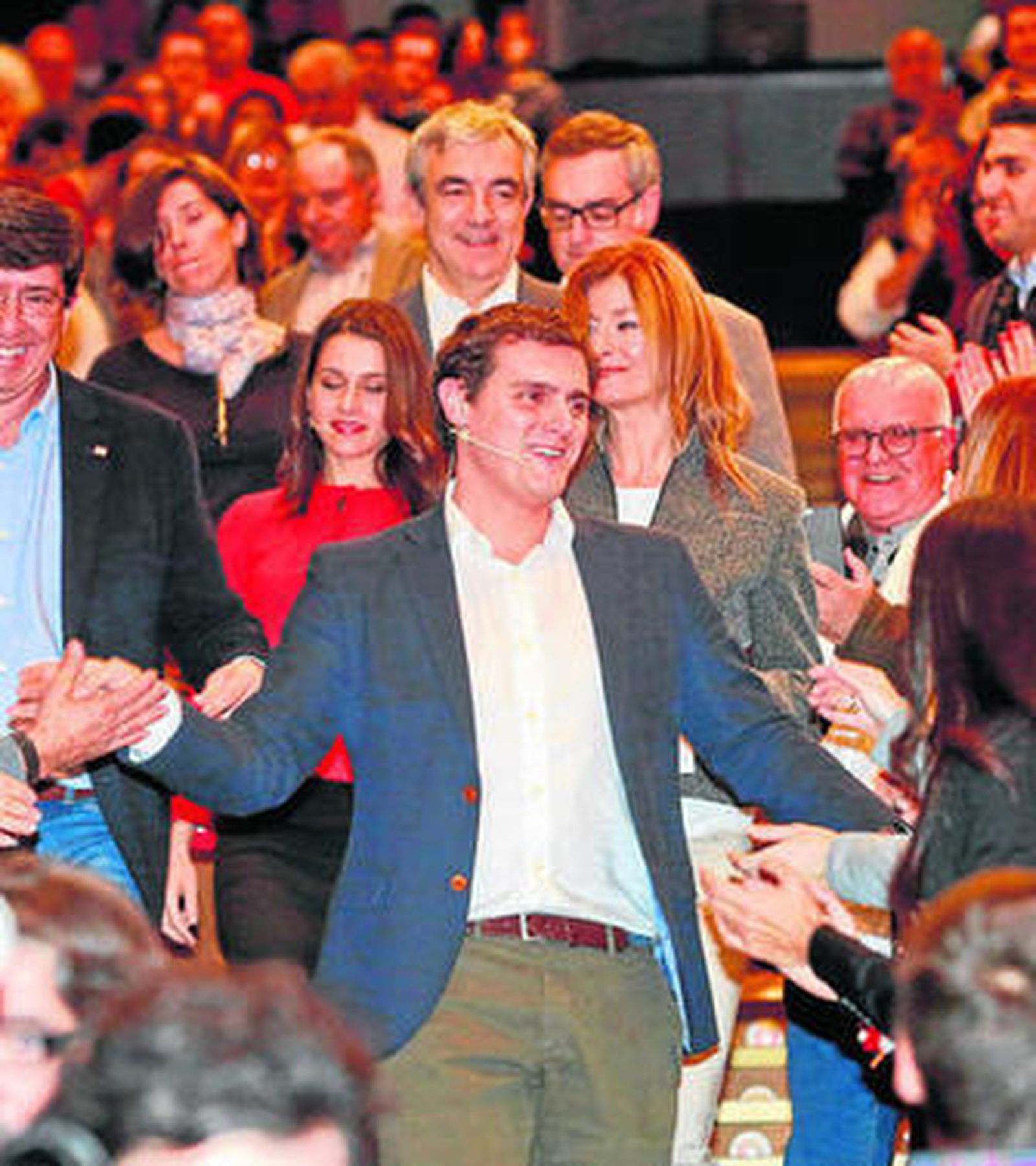 Albert Rivera, ayer en su conferencia-mitin en el Palacio de Ferias de Málaga, junto a otros miembros del partido.