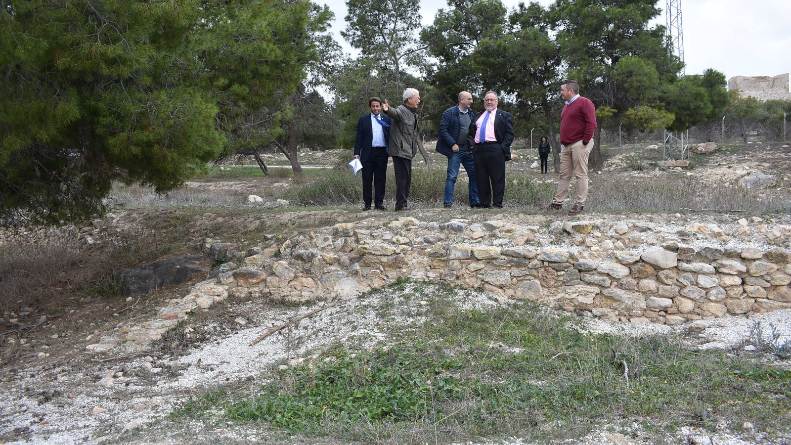Visita municipal a los terrenos con los propietarios de los terrenos que pasarán a ser de titularidad pública.