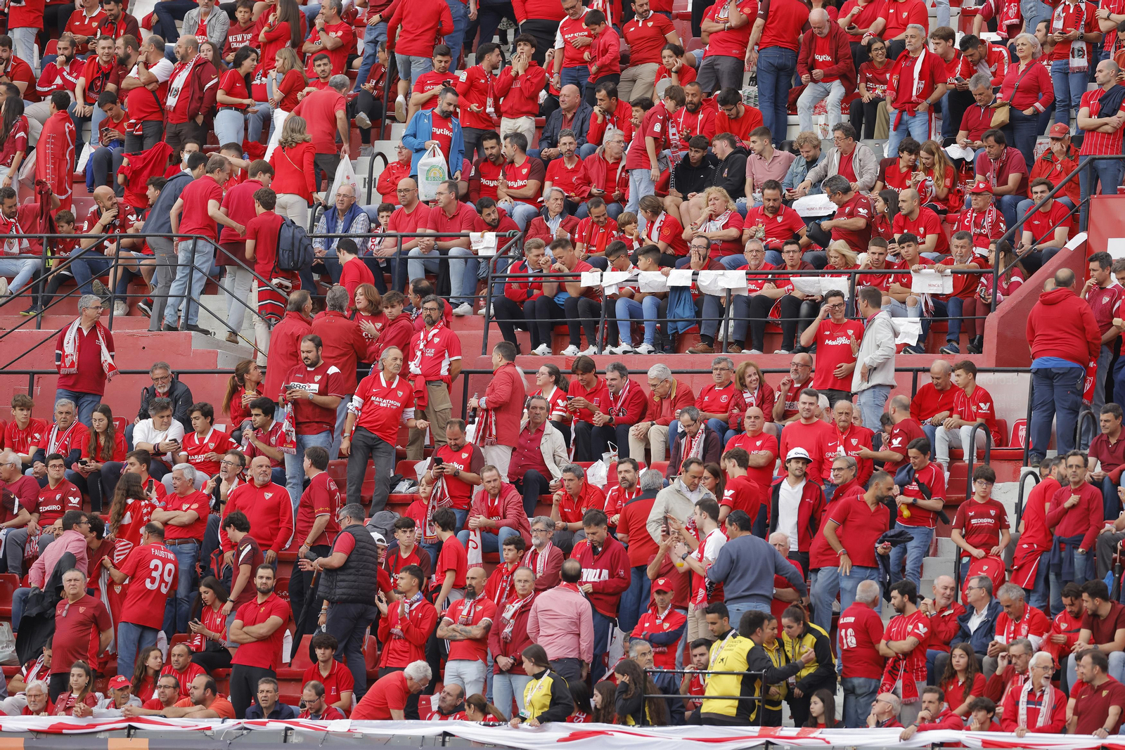 Búscate en las fotos del Sevilla-Juventus