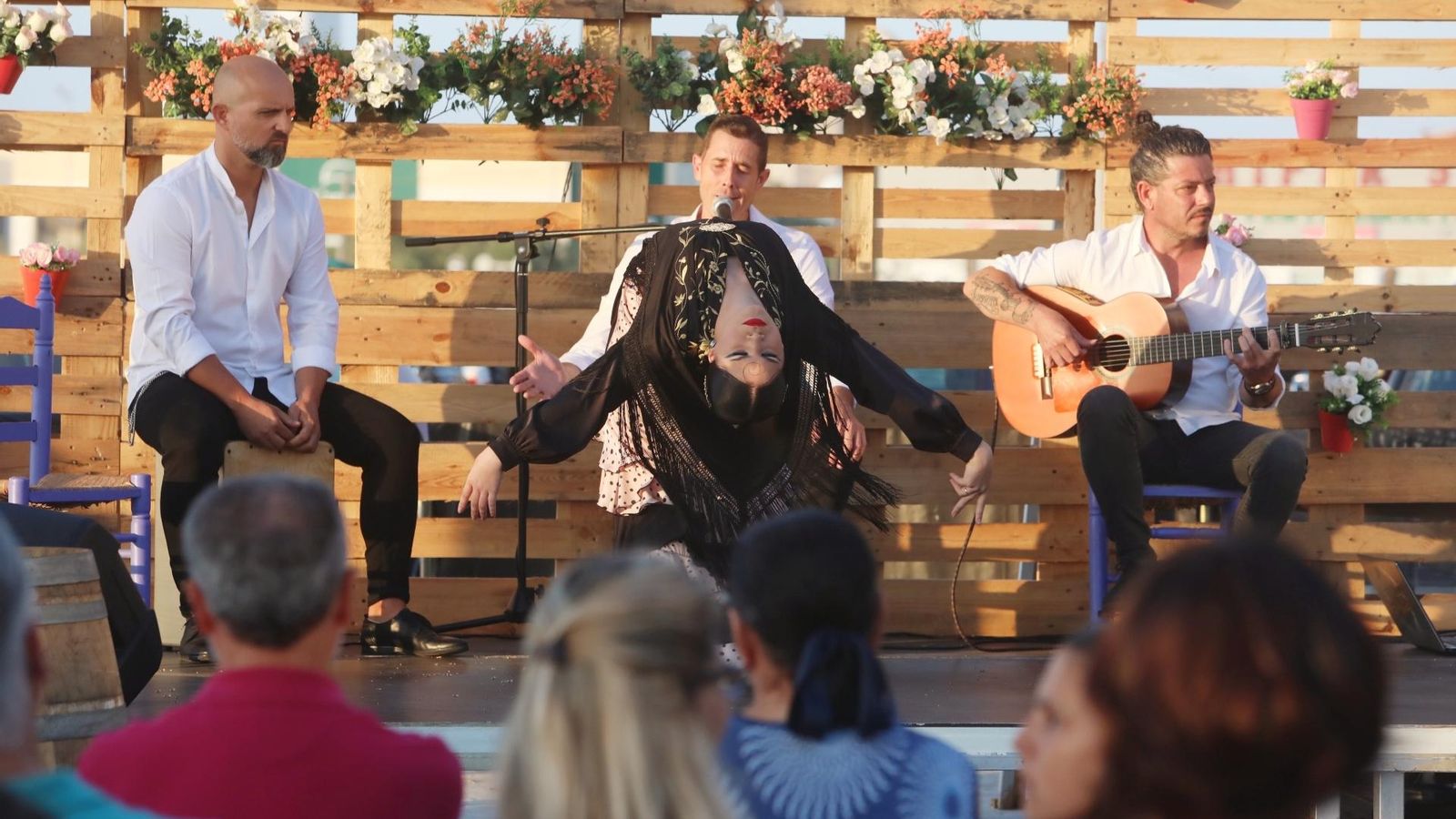 Actuación del cuadro de baile de la Venta de Vargas en Bahía Sur.