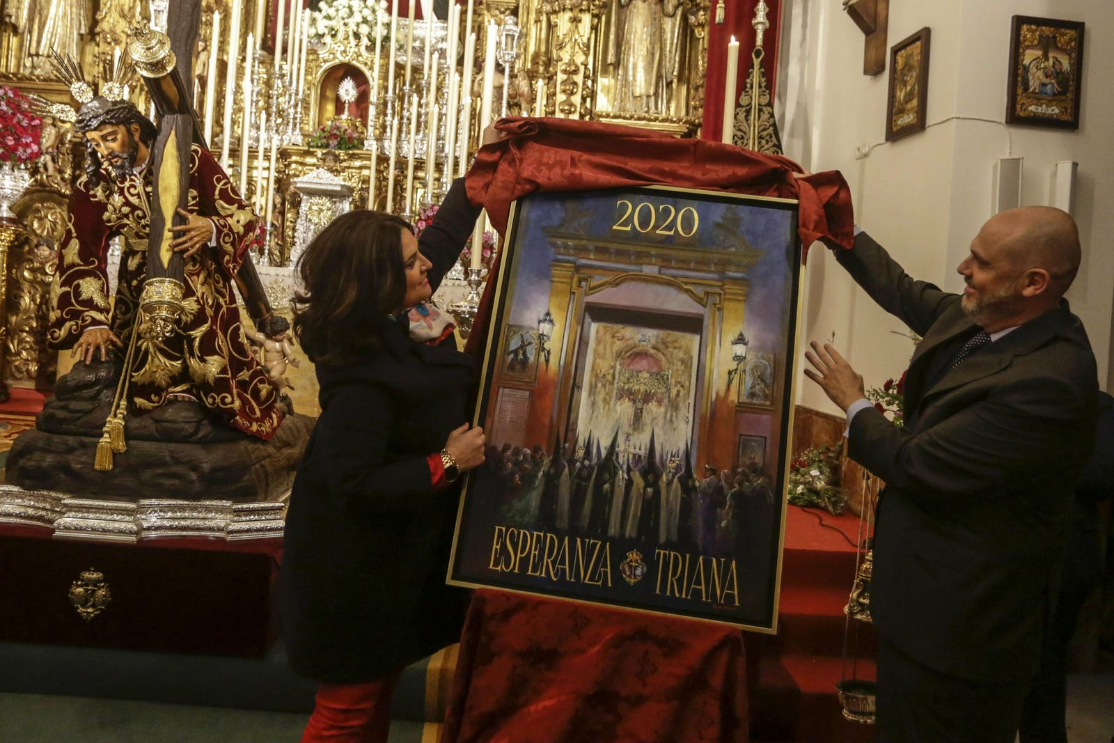 Nuria Barrera y el hermano mayor, Sergio Sopeña, descubren el cartal.