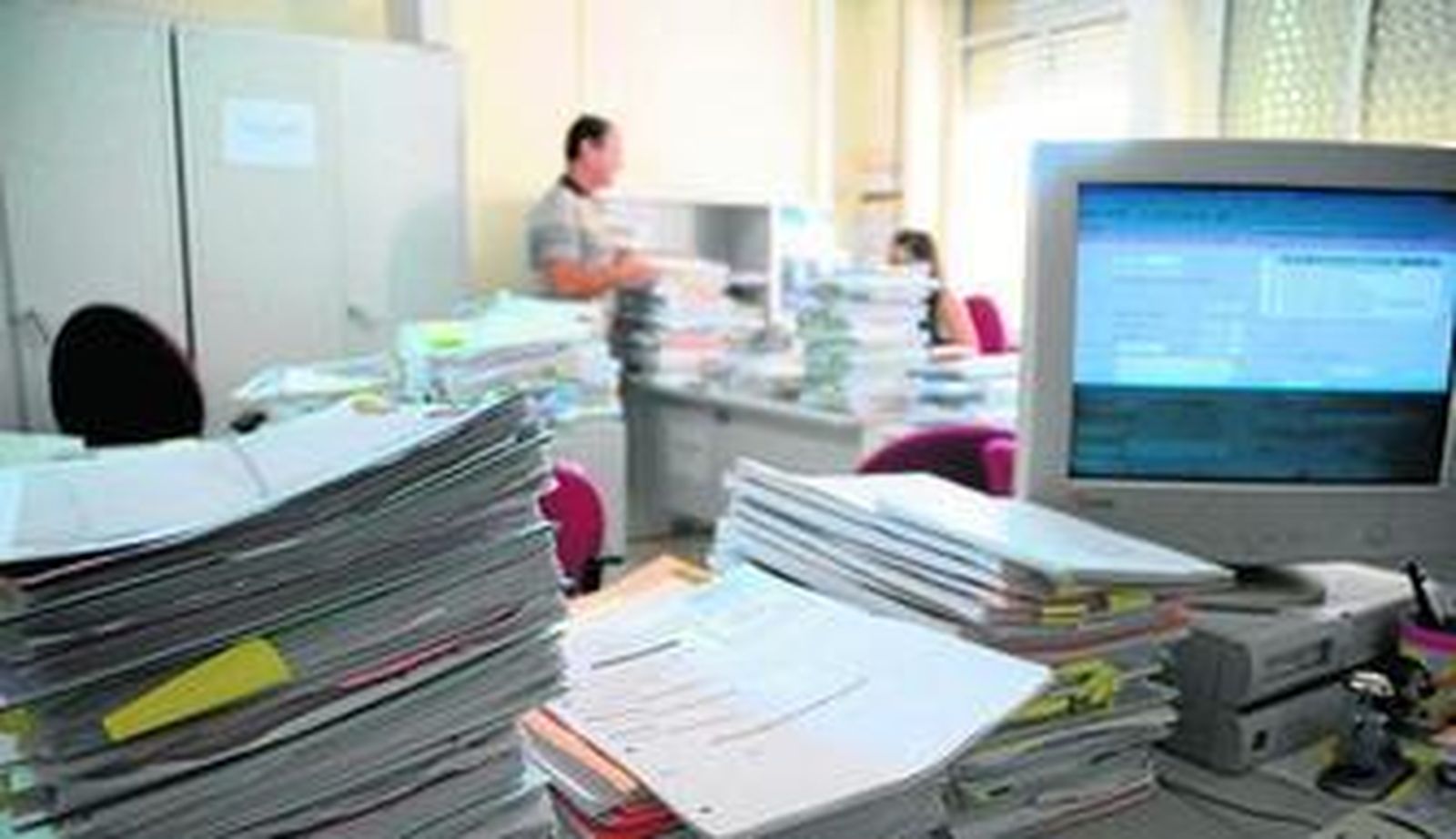 Un ordenador y un monitor de los antiguos en un juzgado de lo Penal de Sevilla, en una imagen de archivo.