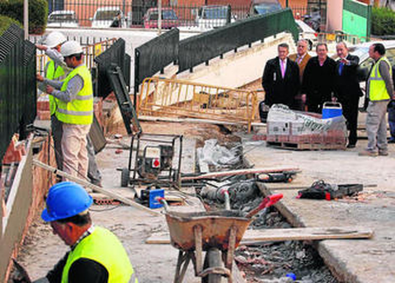 El alcalde visitó ayer las obras en la avenida de las Postas de la barriada de Ciudad Jardín.