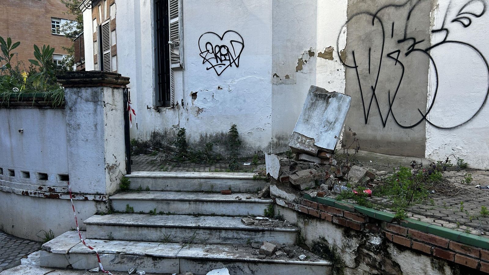 La escalera de acceso al edificio diseñado por Aníbal González cuenta con numerosos destrozos.