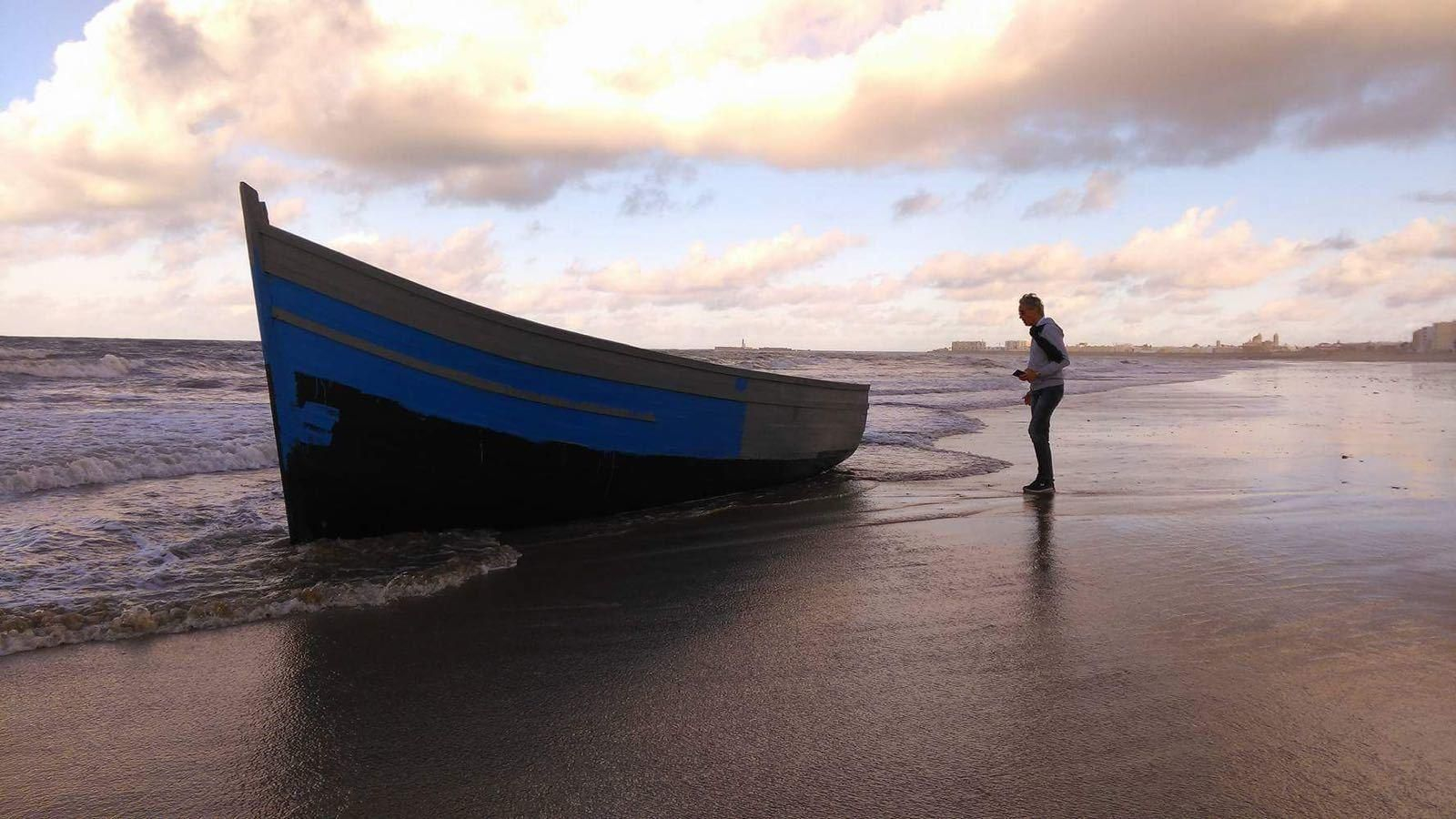 Imagen de la embarcación en la playa Victoria