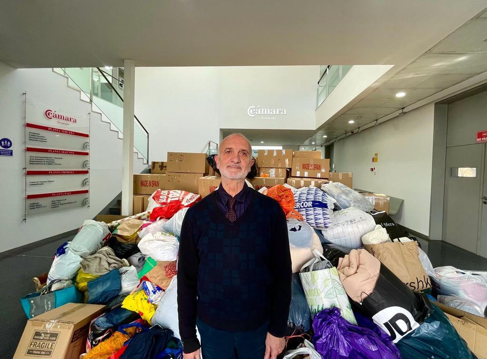 Ibrahim Perez delante de parte de la ayuda en la Cámara de Comercio