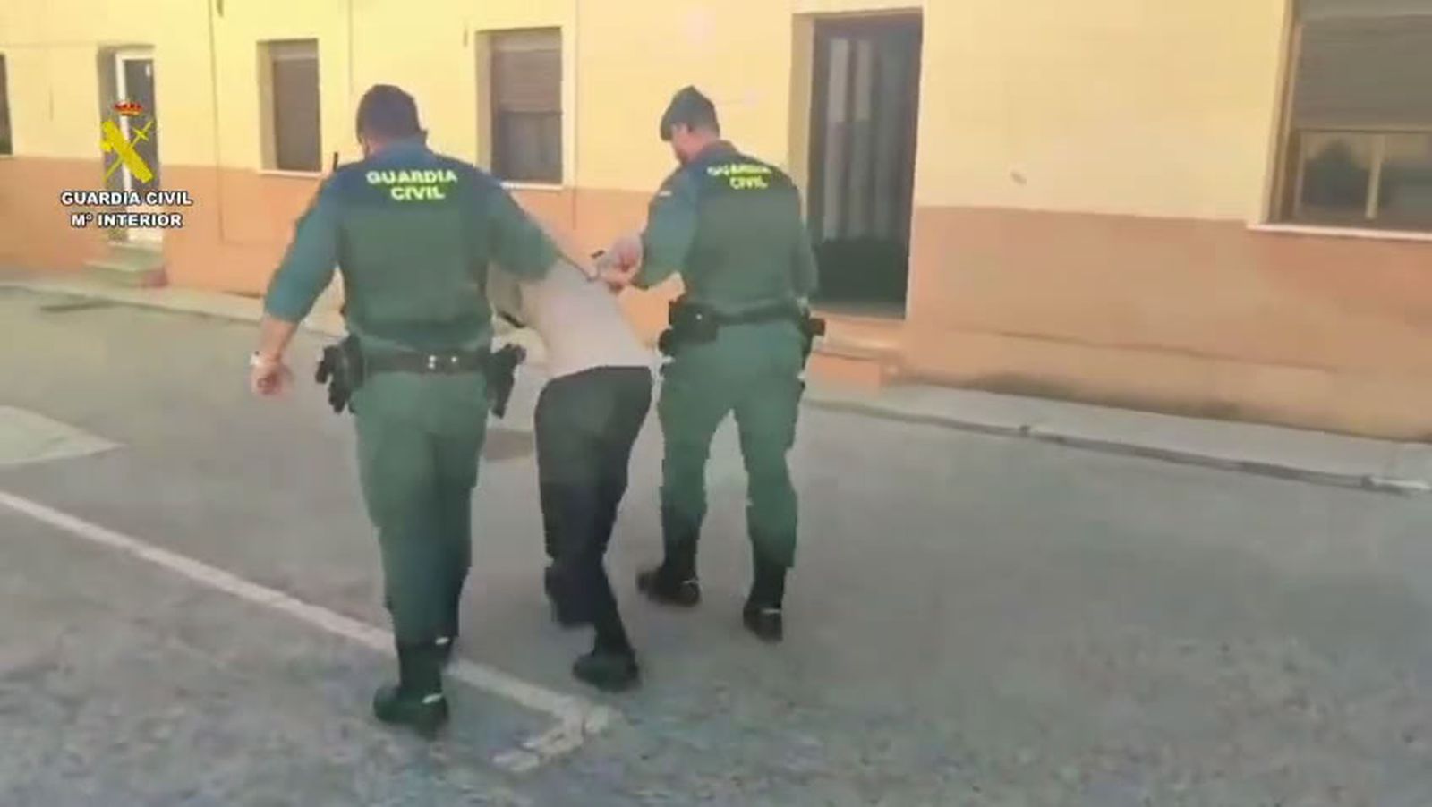 La Guardia Civil con el detenido.