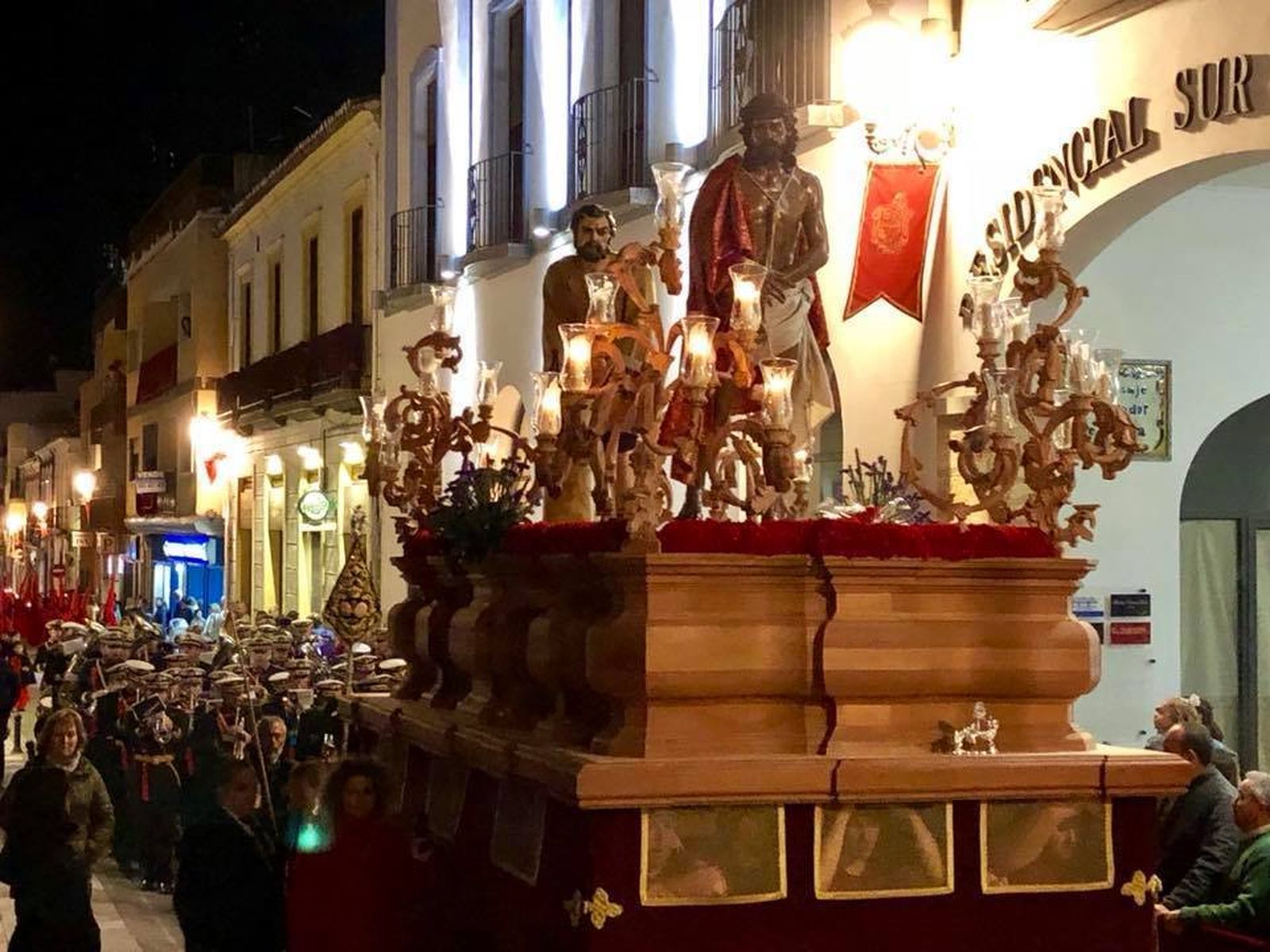 El paso del Cristo de la Misericordia, en la Carrera Oficial.