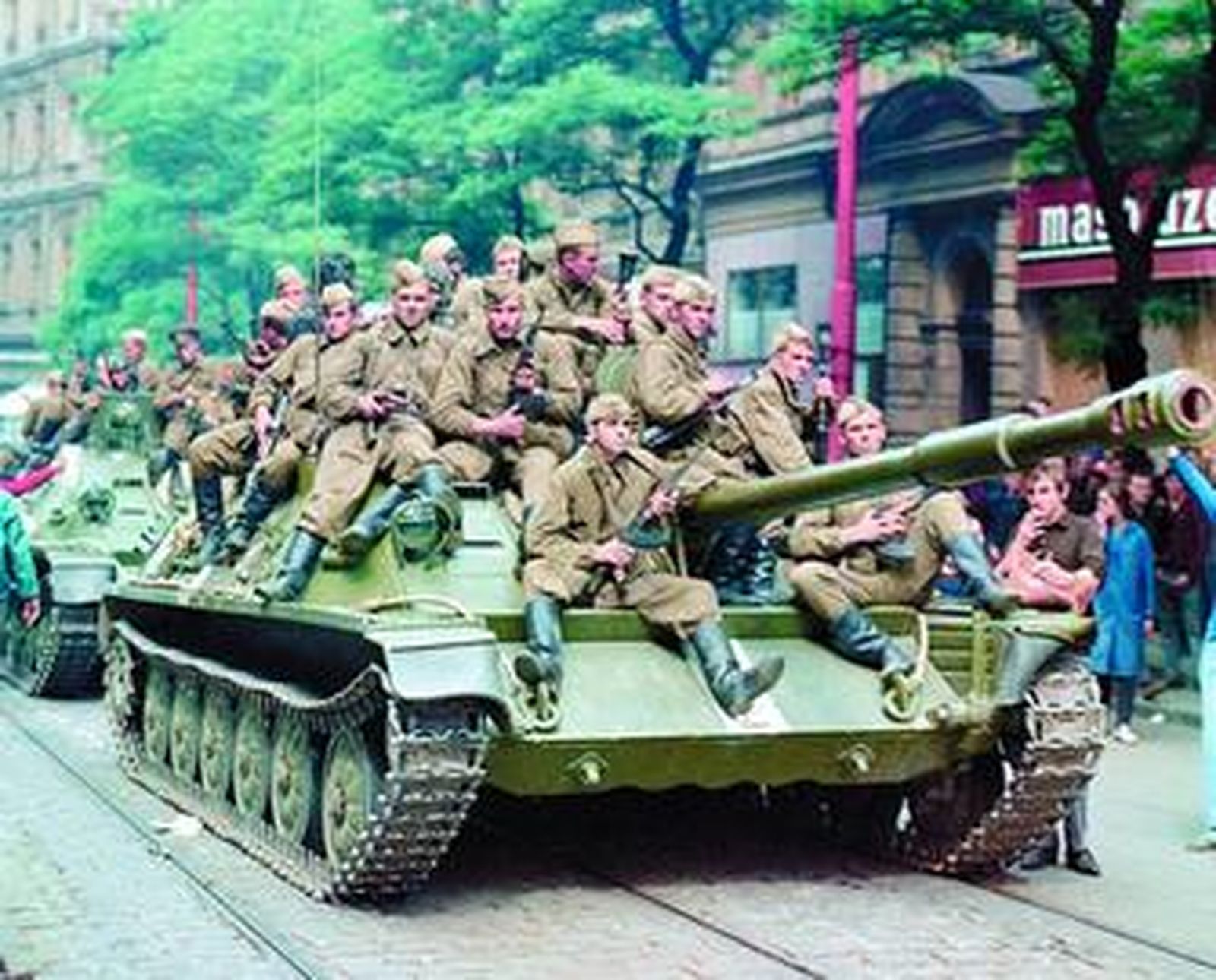 Un carro de combate soviético en la Plaza Wenceslao durante la Primavera de Praga de 1968.