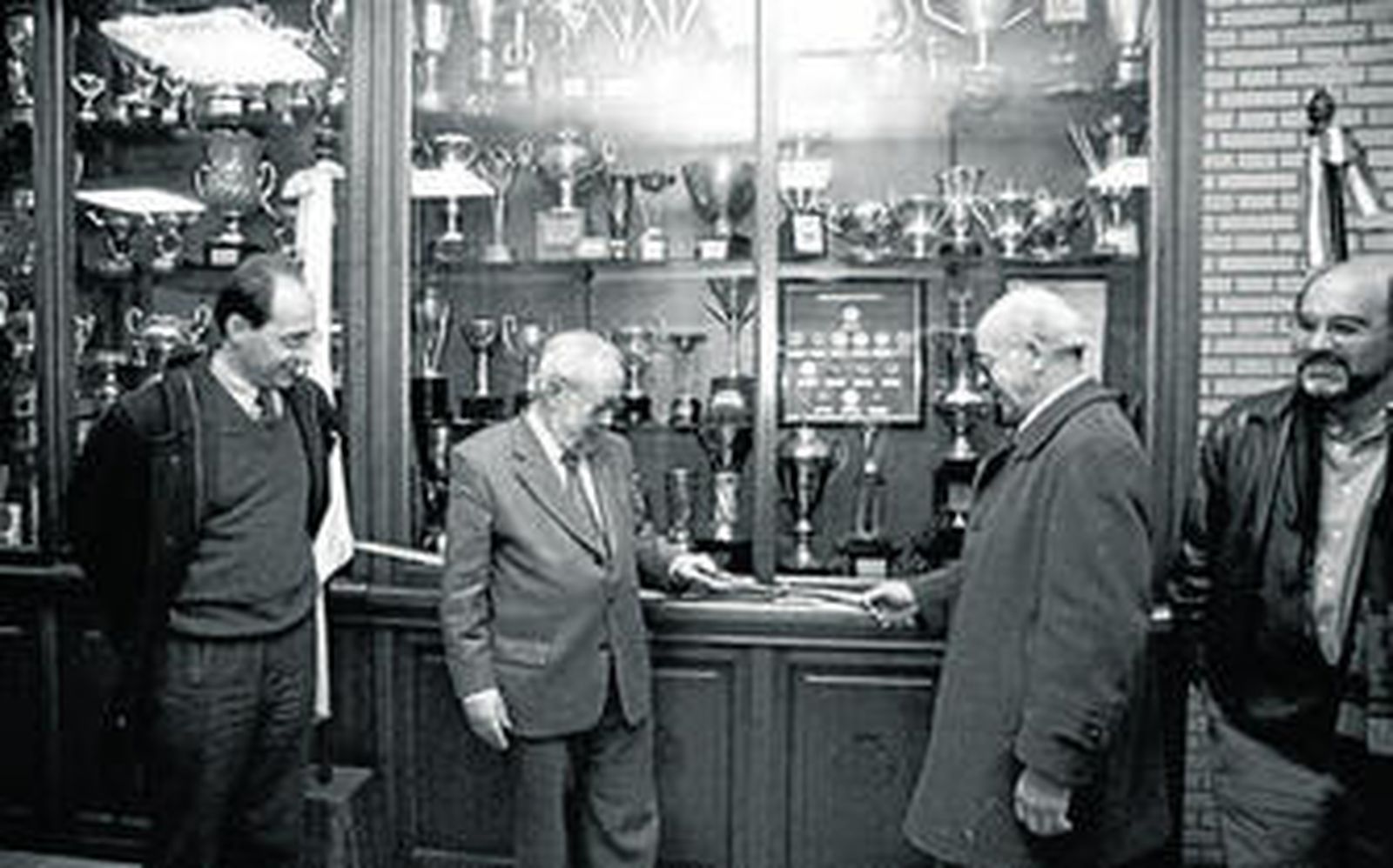 Díaz Trillo, Prieto, Gálvez y Ramírez Almanza, en la inauguración de la vitrina con los trofeos de Gálvez en Las Américas. A la derecha, el billarista.