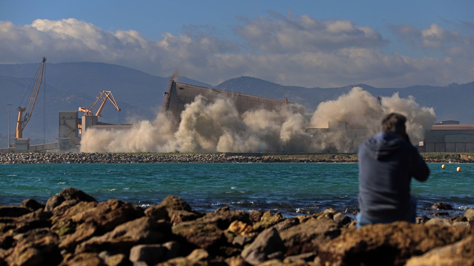 Demolición del silo de  Holcim en Palmones
