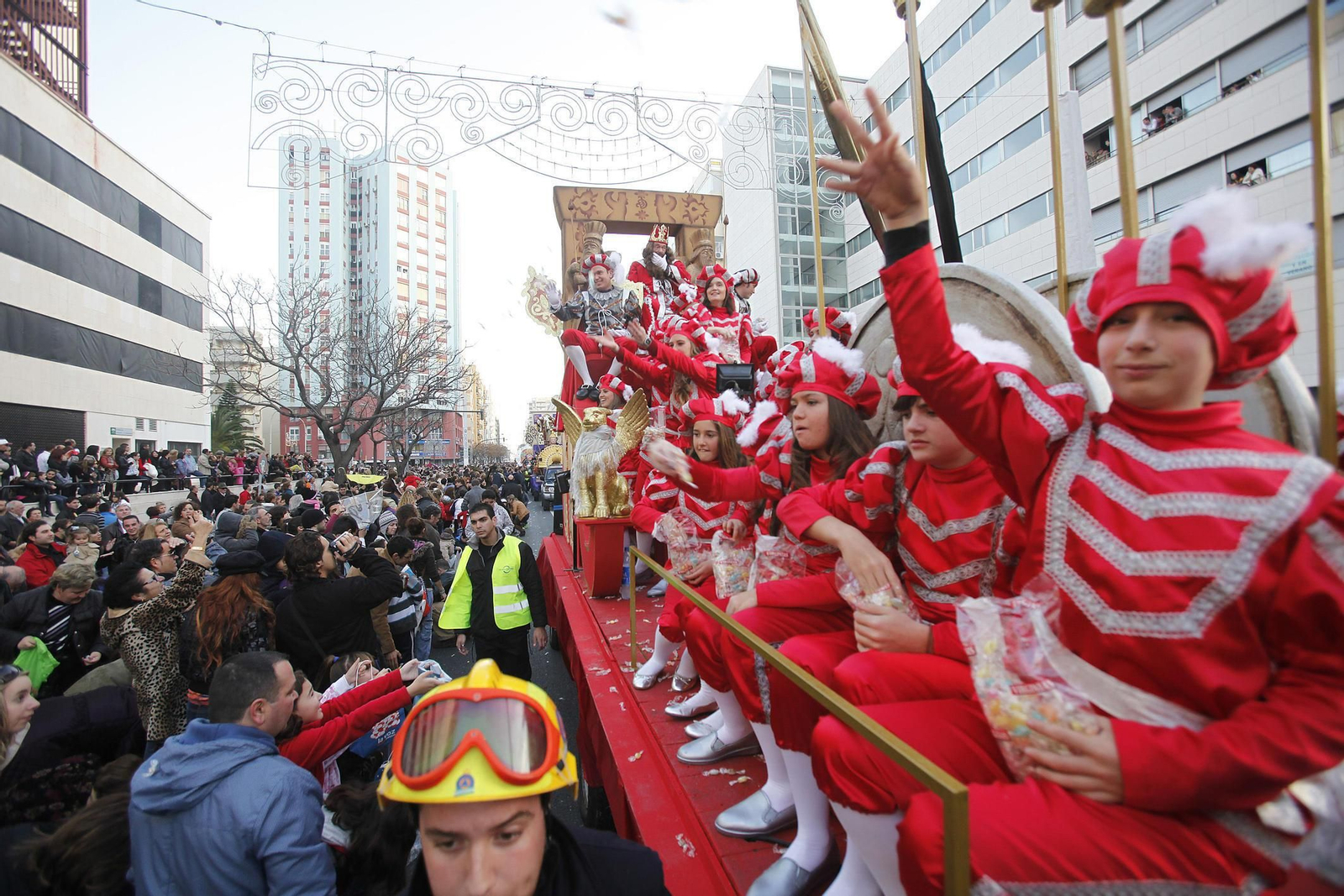 Una carroza de la cabalgata de Reyes Magos de 2014 a la altura del hospital Puerta del Mar.