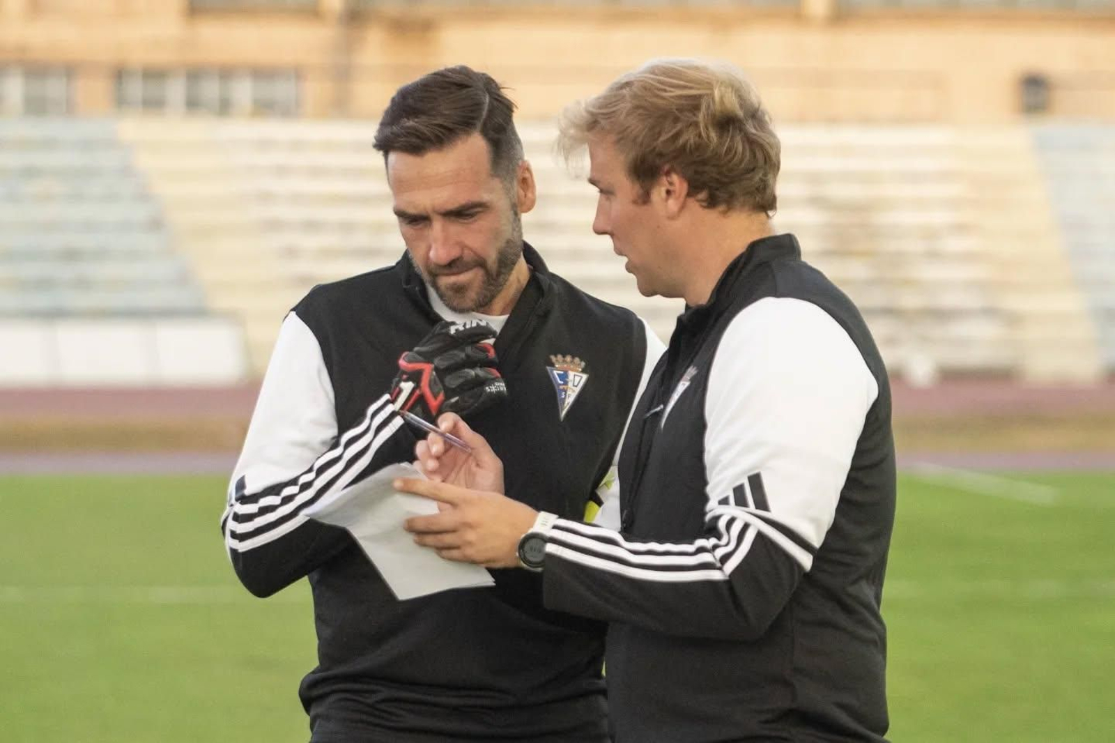 Jaime Bugatto y su preparador de porteros, Ismael Falcón, comparten información en una sesión preparatoria.