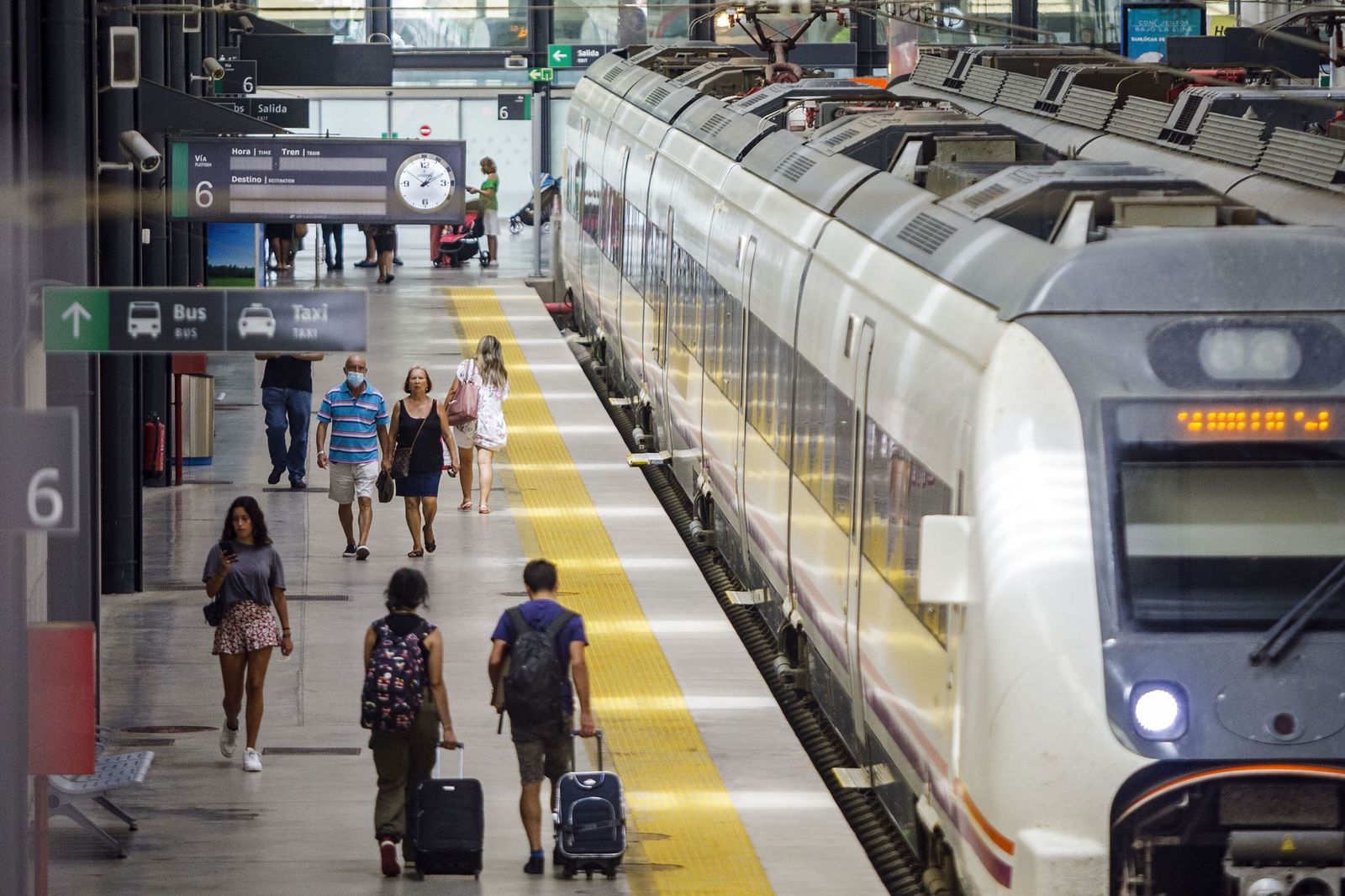 Imagen de archivo de uno de los trenes en la estación de Cádiz