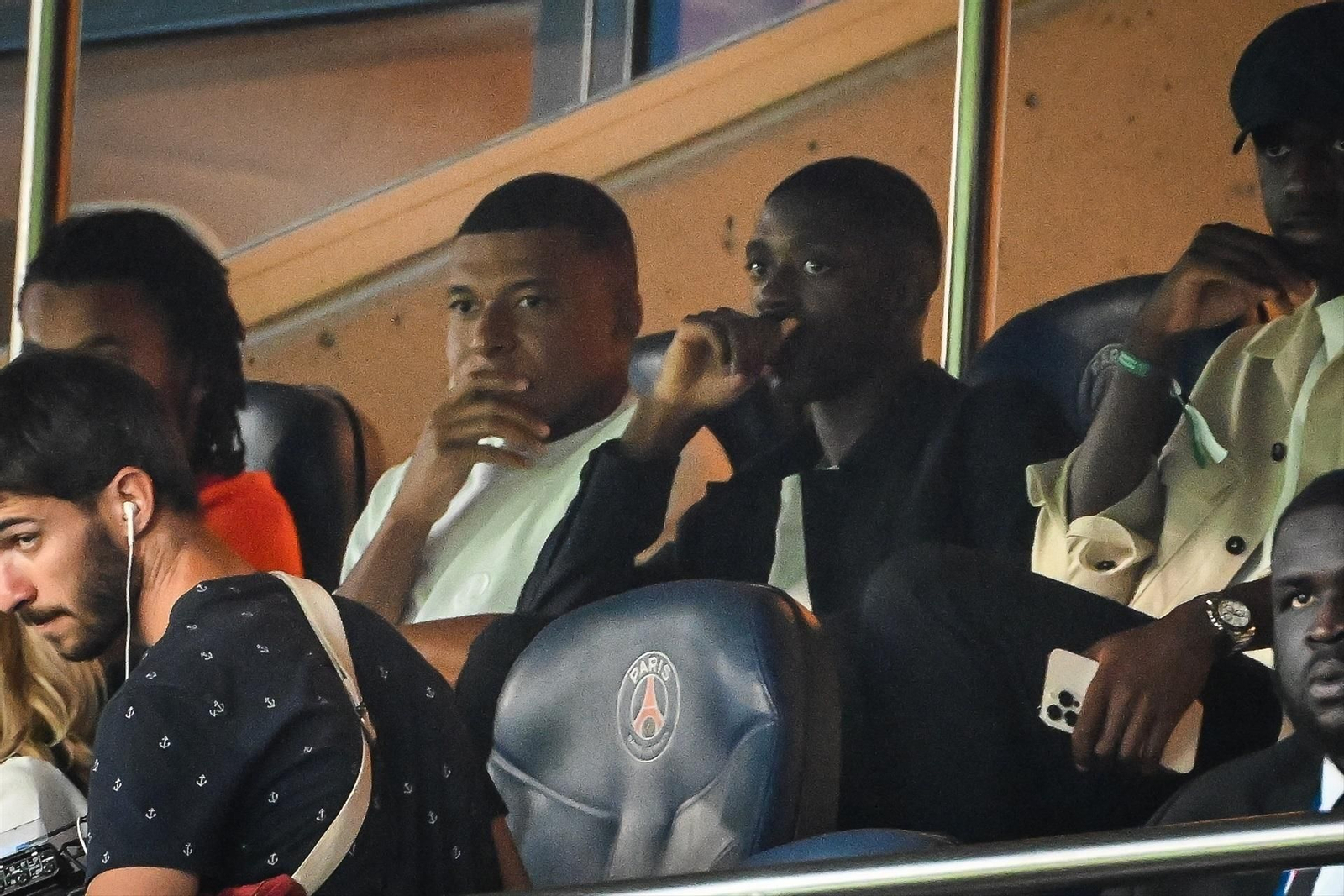 Mbappé sigue el partido del PSG del sábado junto a su amigo Dembélé.