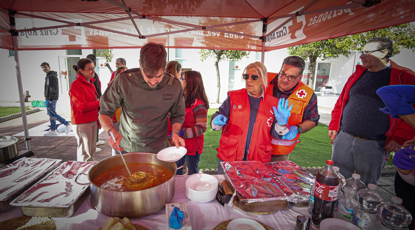 Imágenes del almuerzo navideño de Cruz Roja Jerez y Hacedores Cádiz para personas sin hogar