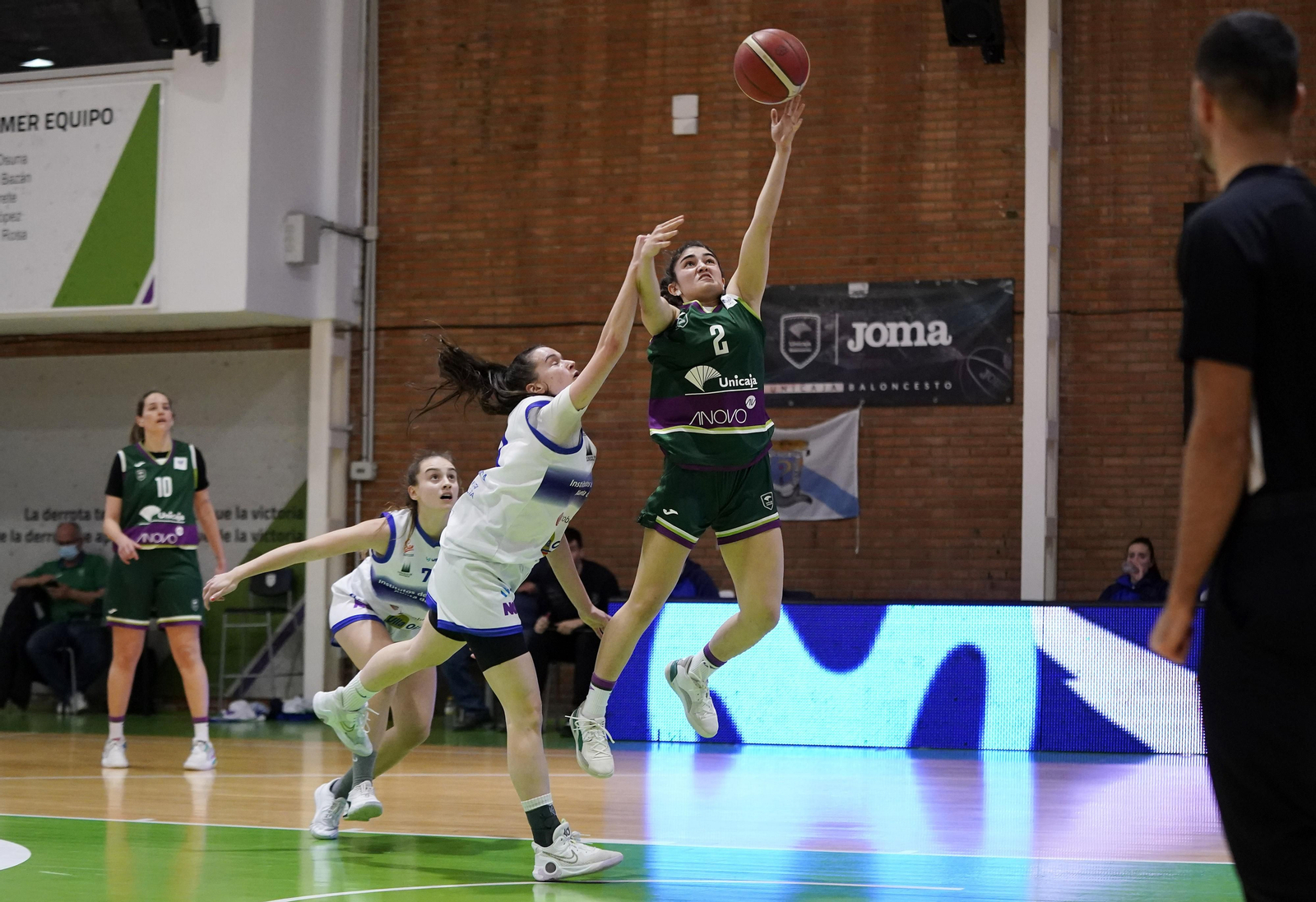 María García entra a canasta.
