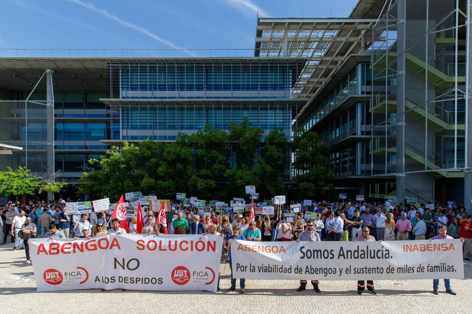 -Los trabajadores de Abengoa concentrados este miércoles en la sede Palmas Altas de Sevilla.