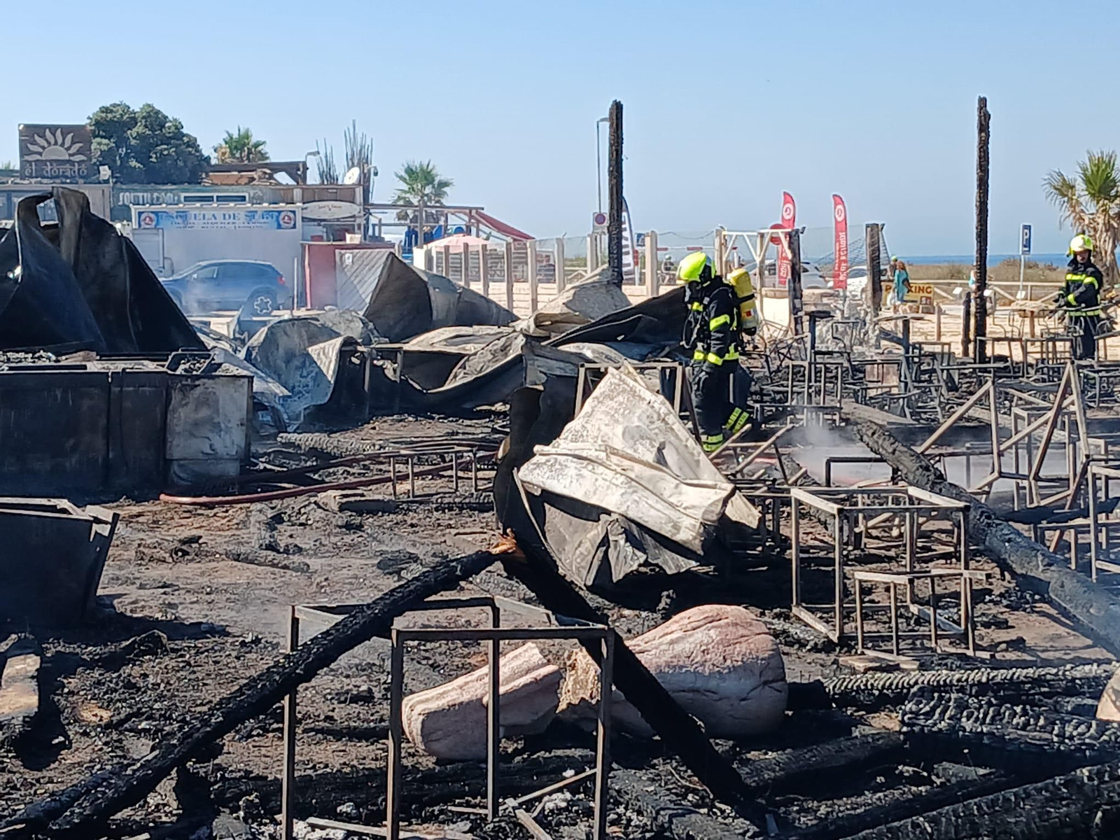 Las imágenes del incendio del chiringuito El Arenal de El Palmar