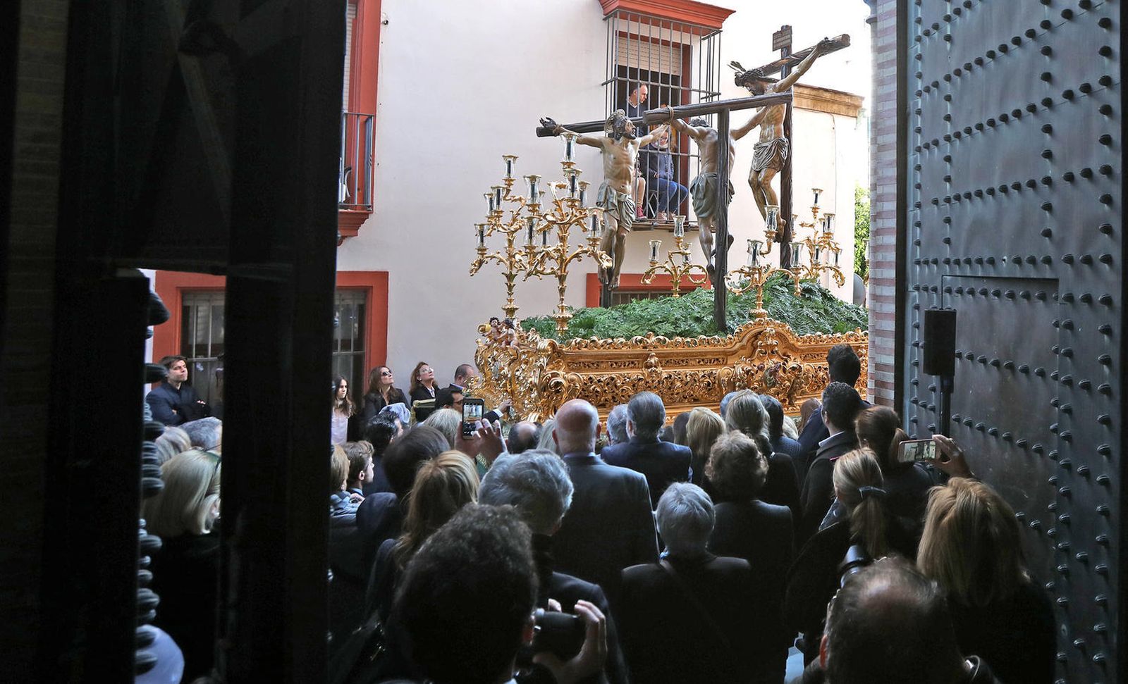 La salida del Cristo de la Esperanza y de la Virgen de las Lágrimas está llena de detalles clásicos a los que la estética de la cofradía realza aún más.