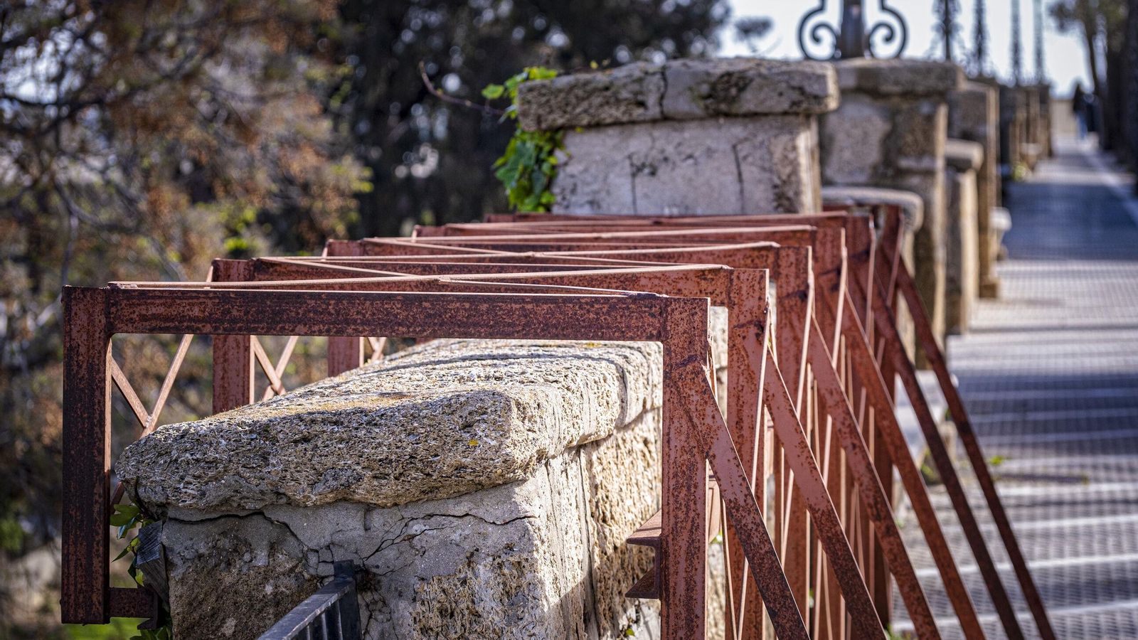 La balaustrada, reforzada con una estructura de hierro para evitar su derrumbe.