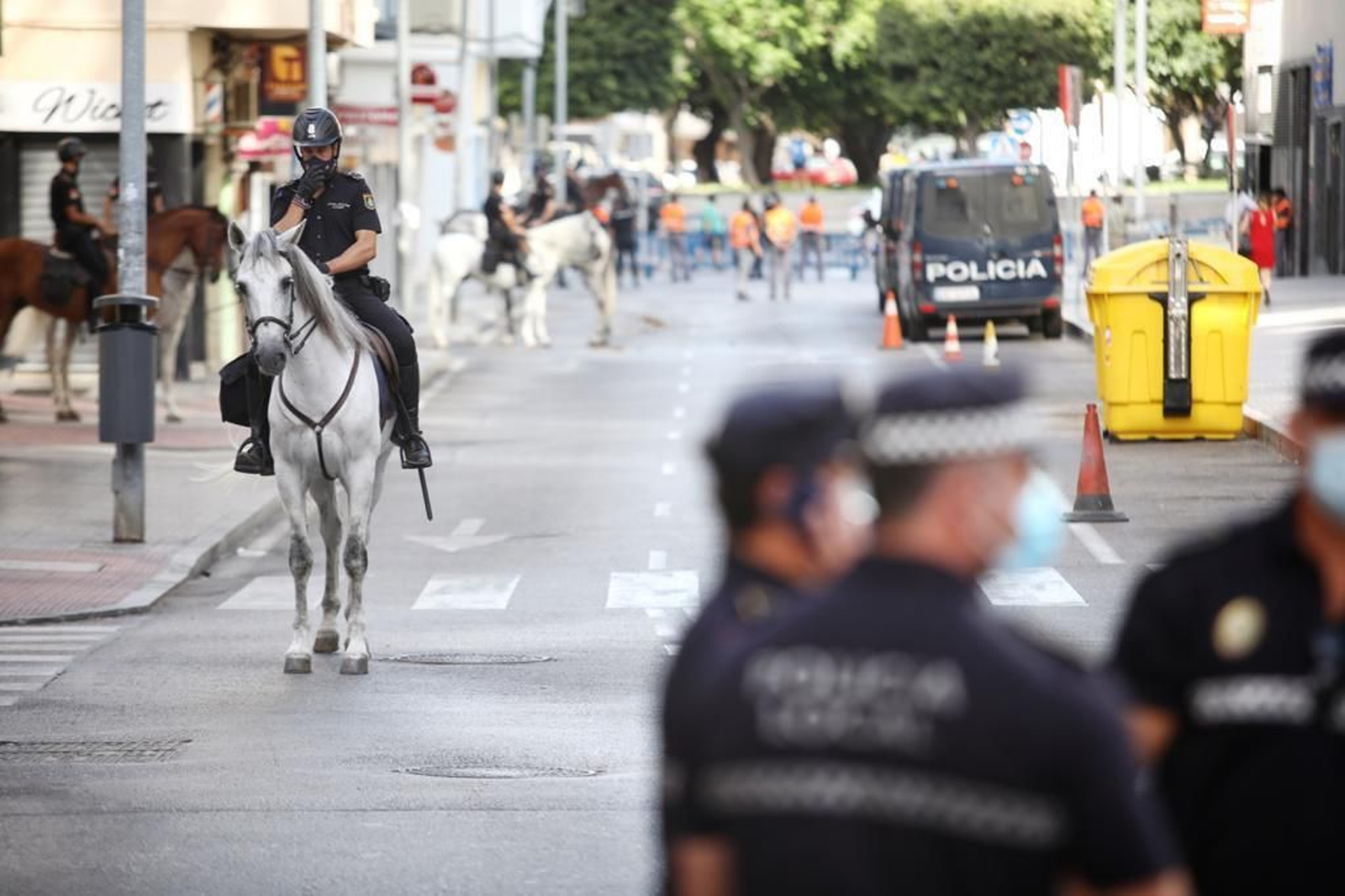 Gran despligue policial y apenas seguidores en el alrededores del Carranza