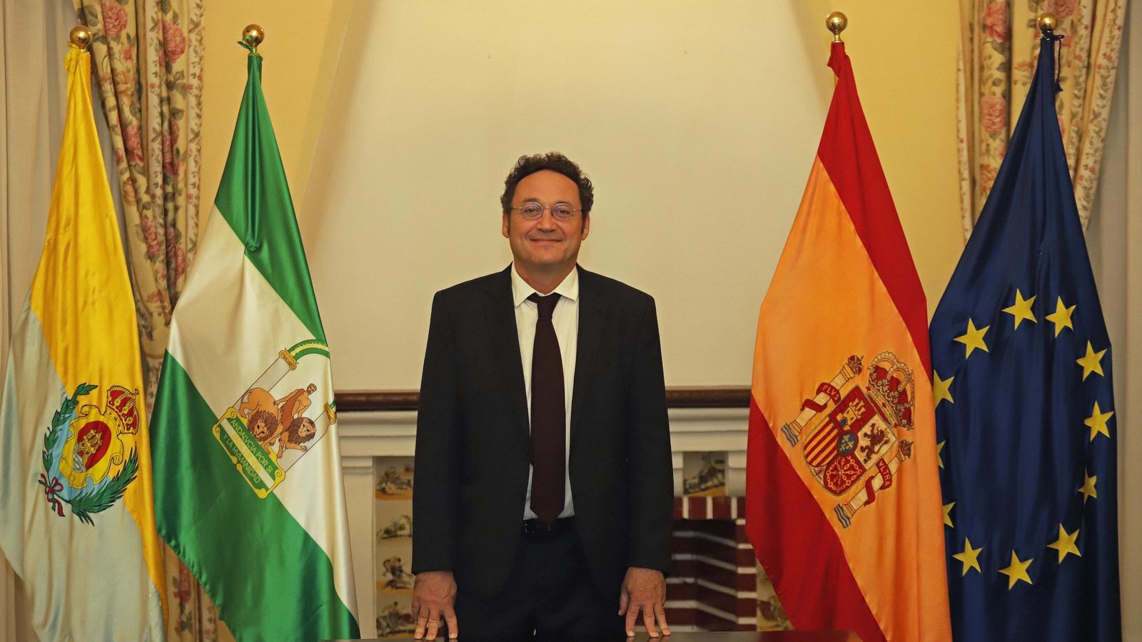 Álvaro García Ortiz, ante las banderas de Algeciras, Andalucía, España y la UE, en el hotel Reina Cristina.