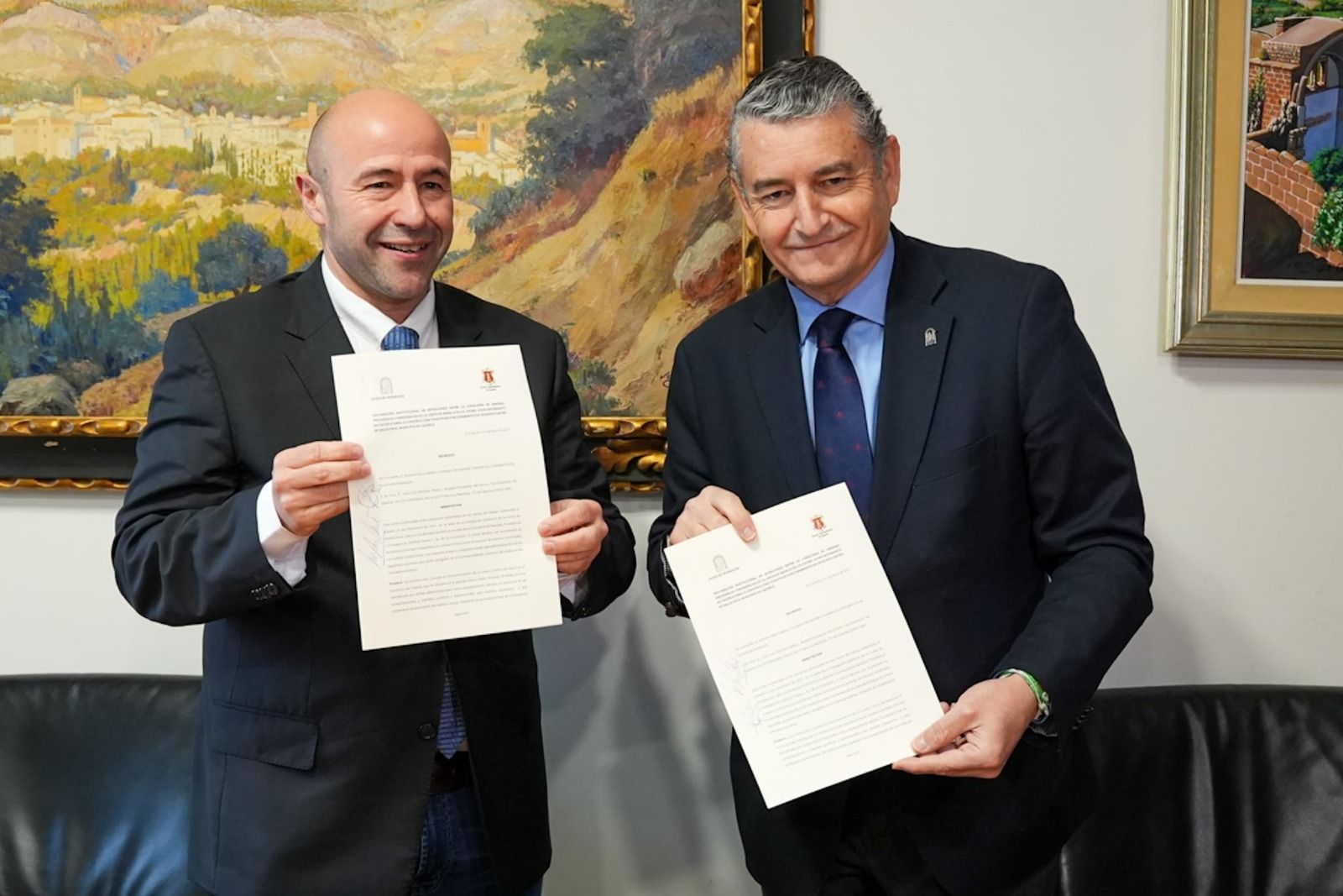 El alcalde de Cazorla, José Luis Olivares, junto al consejero de Sanidad, Presidencia y Emergencias, Antonio Sanz.