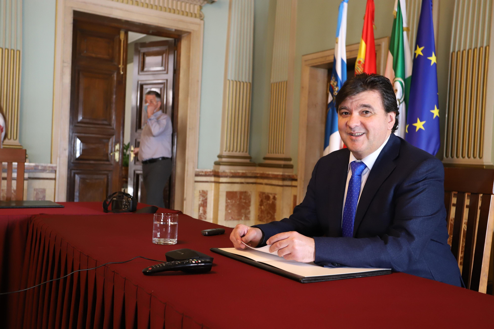 Imágenes de la primera rueda de prensa telemática del alcalde de Huelva Gabriel Cruz