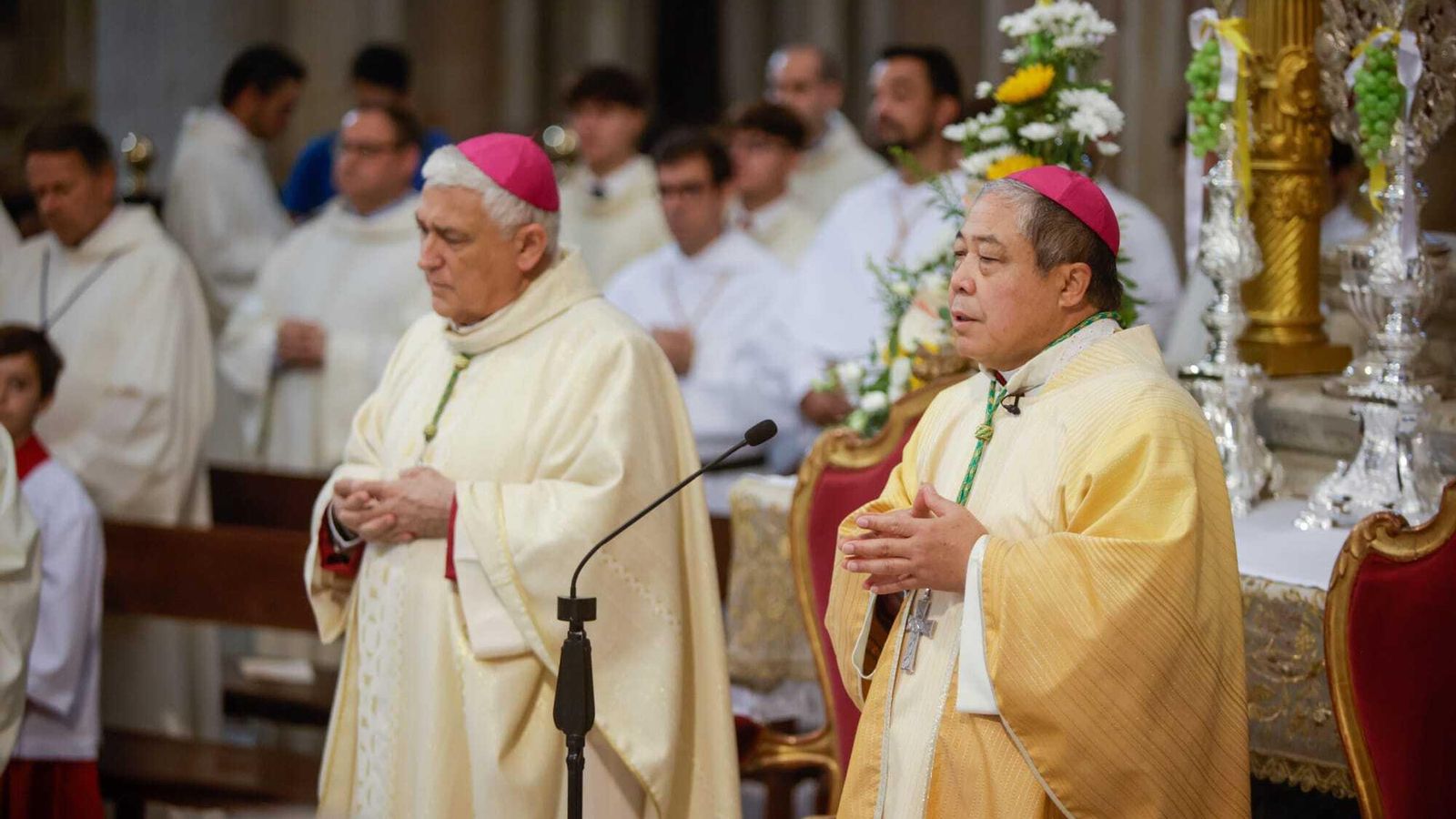 El nuncio del Papa en España, Bernardito Auza, junto al obispo de Cádiz, Rafael Zornoza. El nuncio del Papa en España, Bernardito Auza, junto al obispo de Cádiz, Rafael Zornoza.