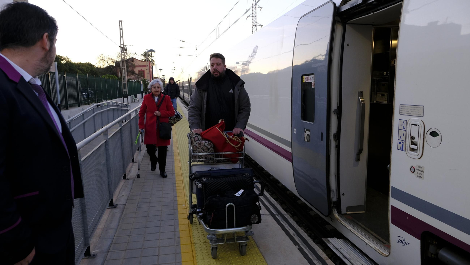 El primer Alvia de Renfe sale de la Estación de Huércal de Almería, en imágenes