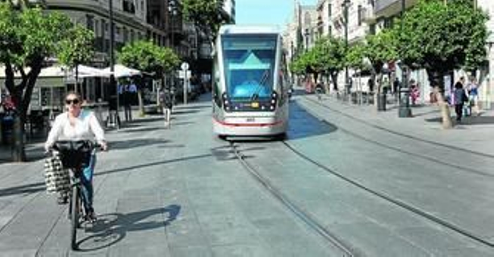 El Metrocentro, ayer, circulando por la Avenida de la Constitución.