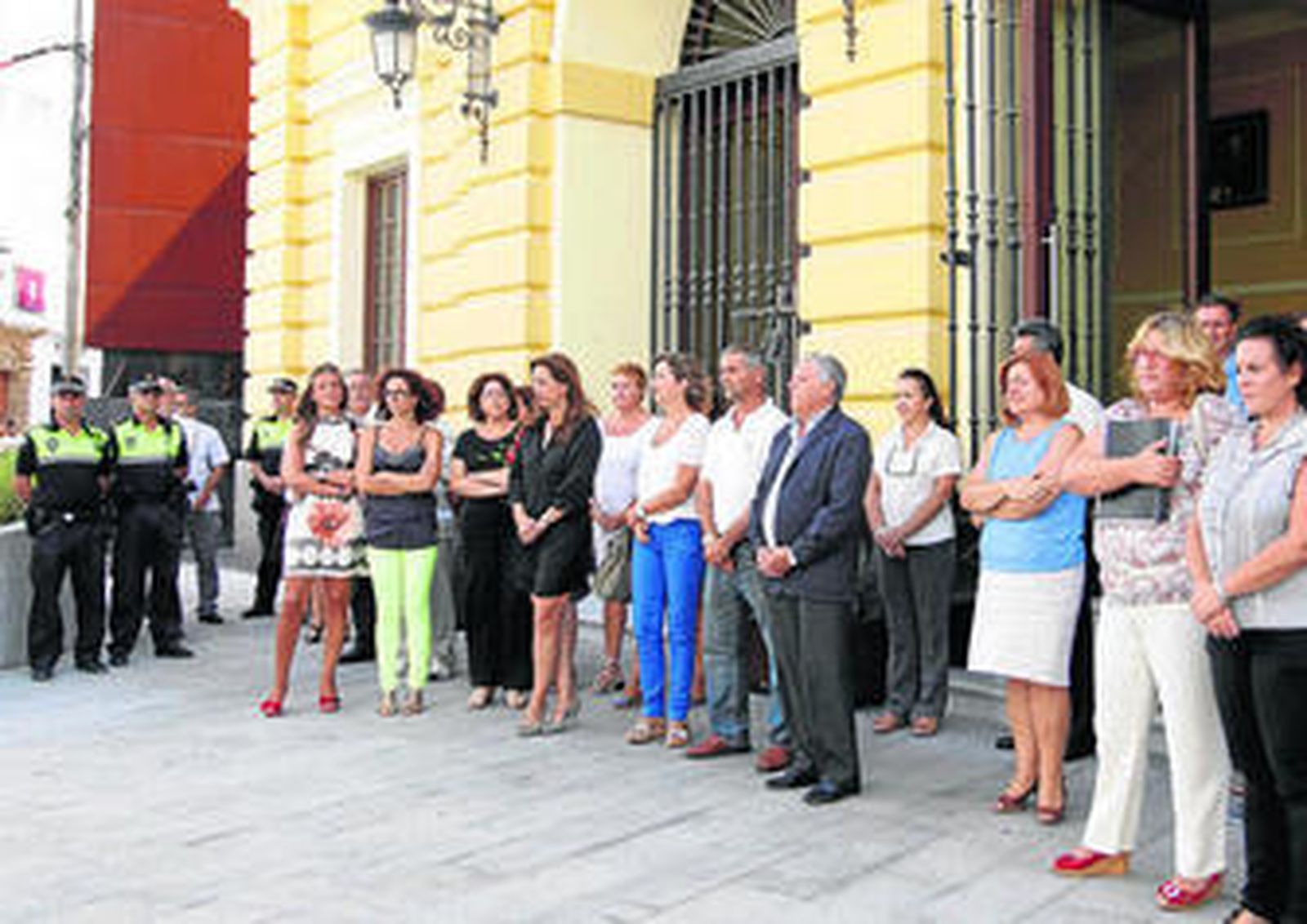 Imagen del minuto de silencio que se guardó ayer en Chiclana como repulsa por la muerte del taxista.