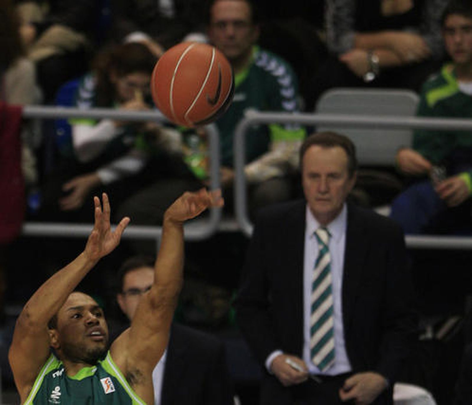 El Unicaja pierde contra el Power Electronics (64-70) y se aleja de la Copa del Rey

Los de Aíto lo intentaron hasta el final, pero la precipitación y el mal día en los tiros decantaron el encuentro para los valencianos.

Foto: Sergio Camacho / Agencias