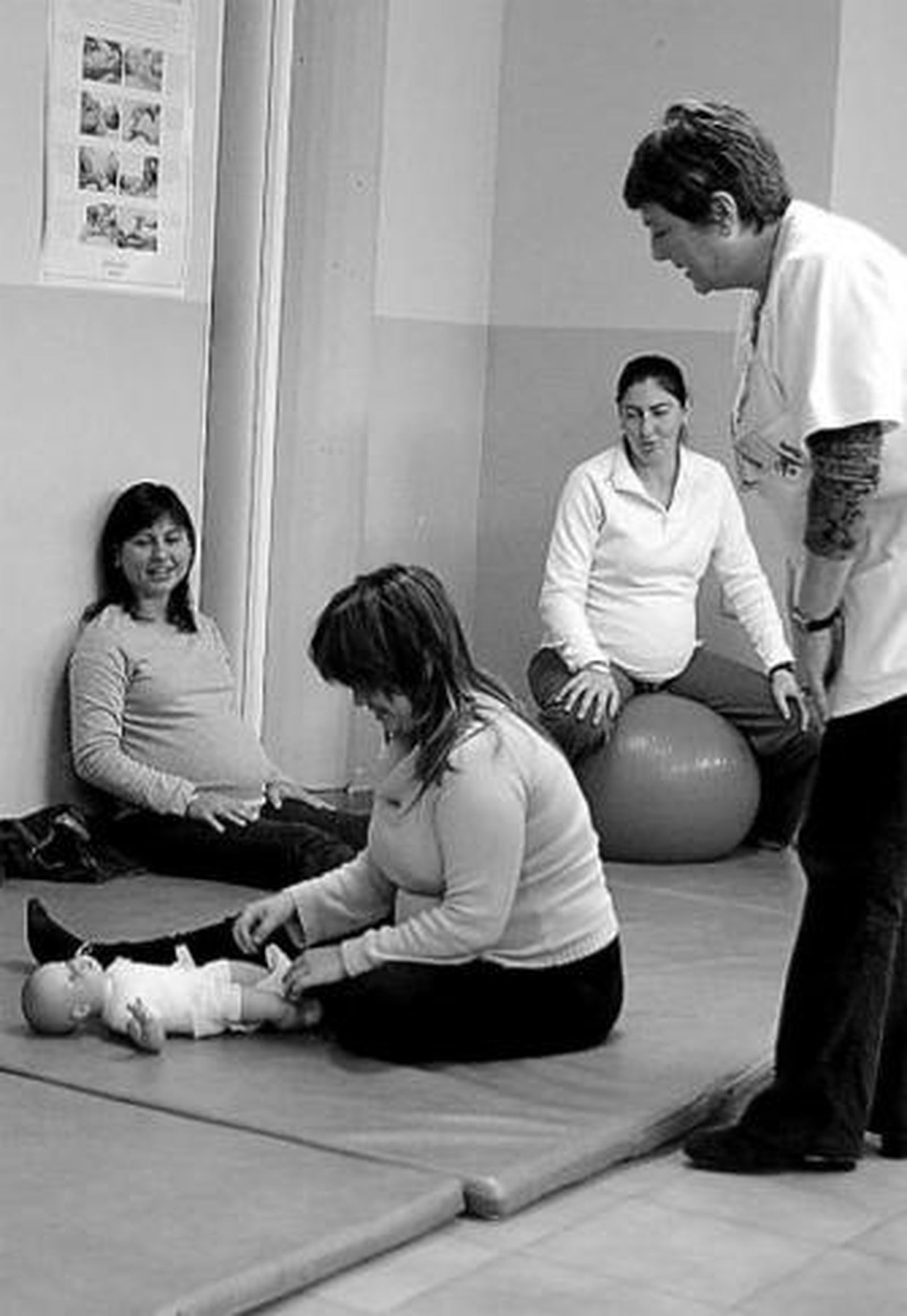 Una matrona da clases de preparación al parto en Algeciras.