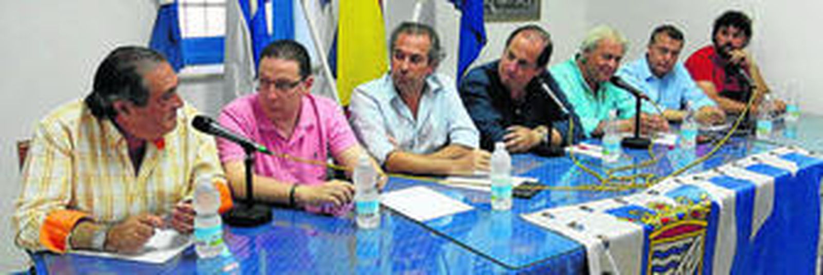 David Zarco, Íñigo Pérez Barbadillo, Eugenio Camacho, Juan Carlos González, Juanmi Becerra y Juan Pedro Ramos atienden a las palabras de Ángel Revaliente.