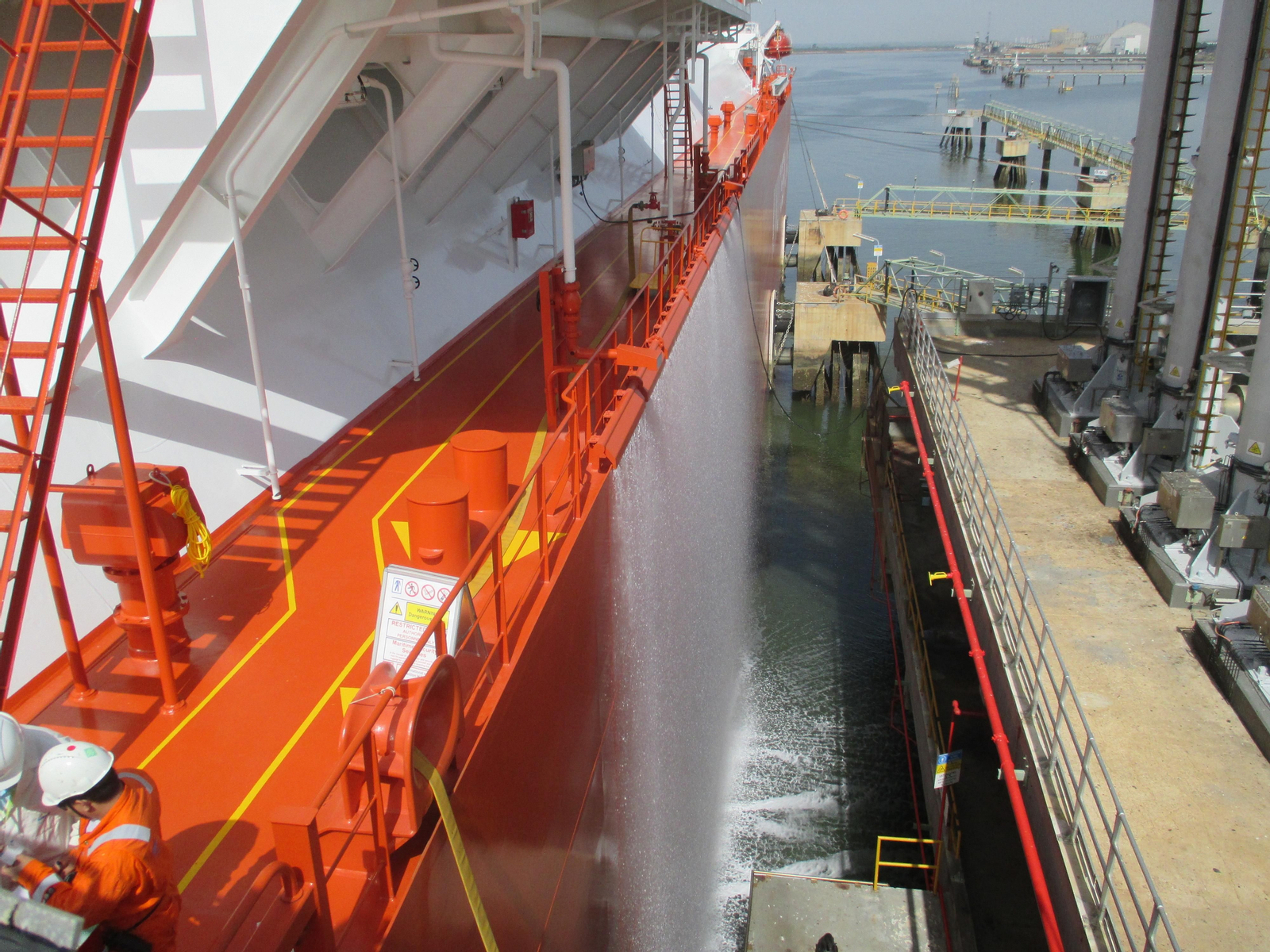 El buque 'Rioja Knutsen' descarga 152.000 metros cúbicos de GNL