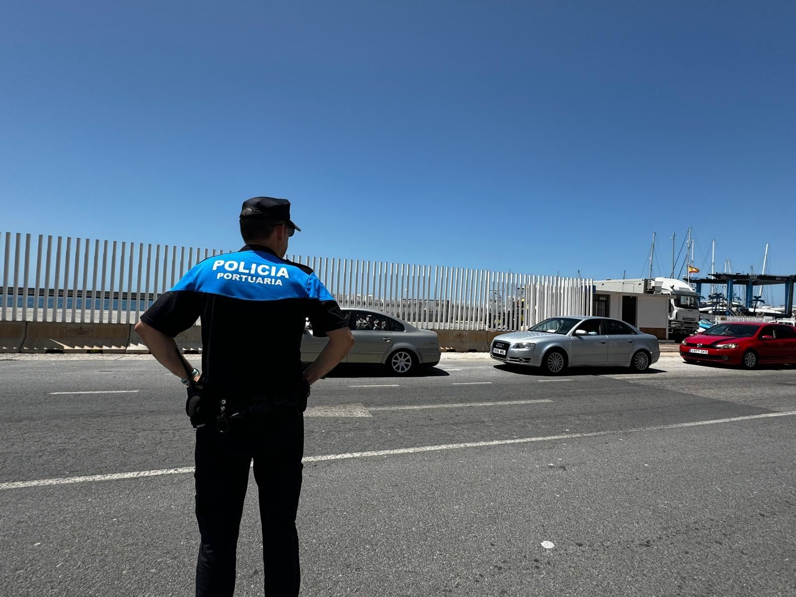 Un policia portuario controlando el paso de los coches