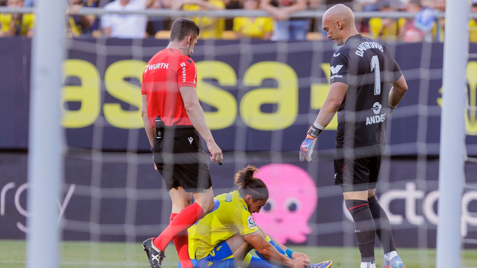Dmitrovic observa a Espino junto a Soto Grado.