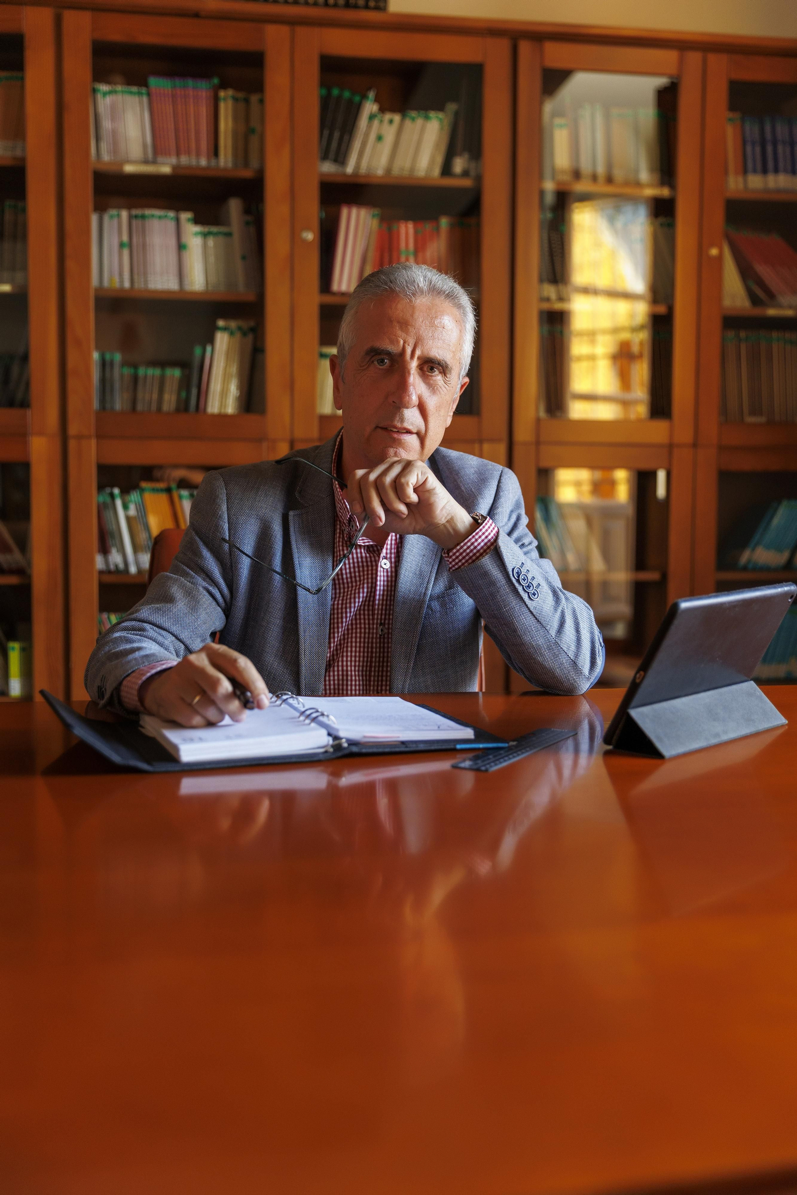 Juan Pérez, en su despacho.