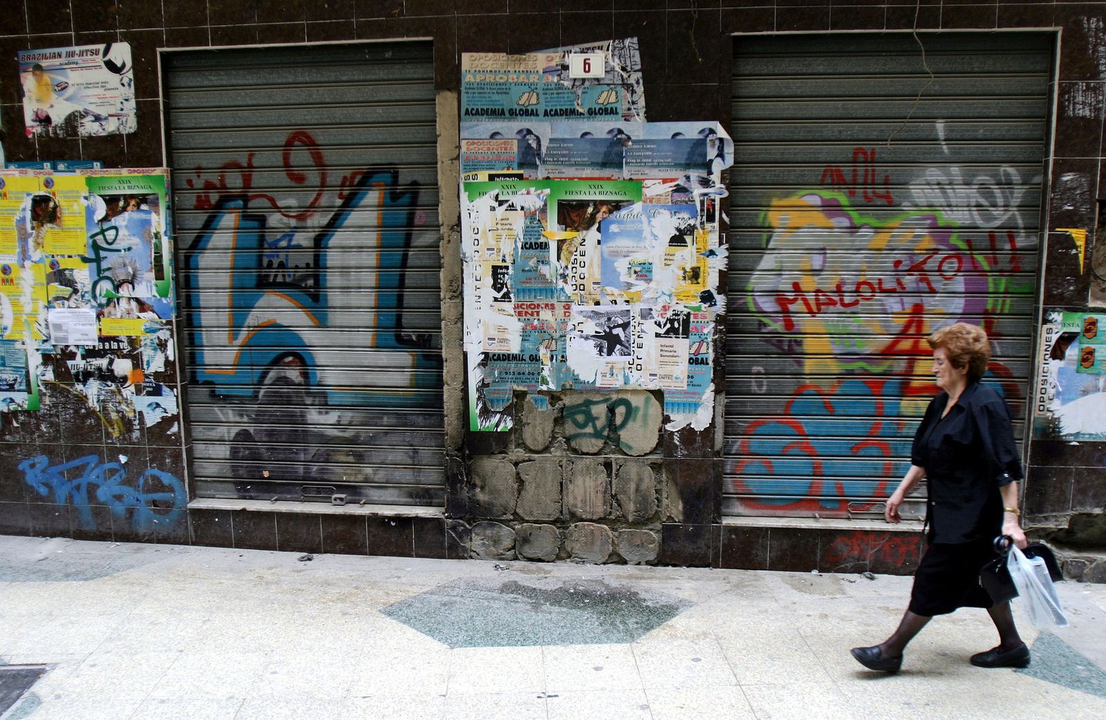 Para la ruina que todavía perdura en no pocas calles, la acumulación de carteles funciona como un idóneo compañero de viaje.