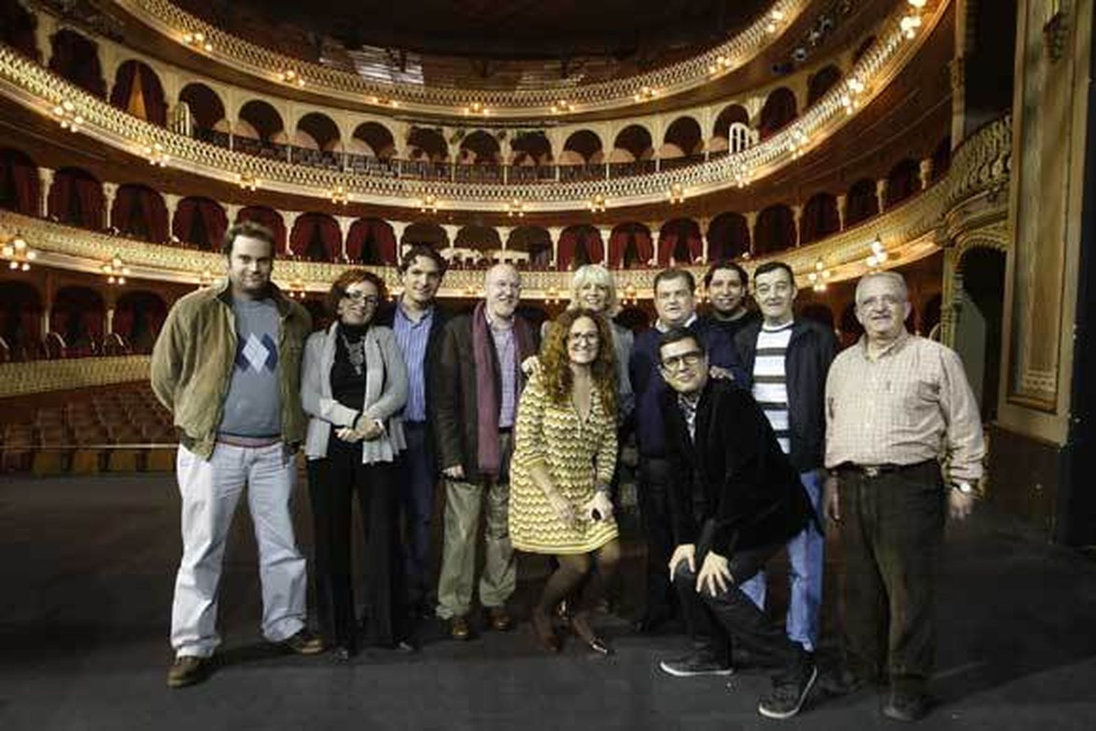 La alcaldesa de Cádiz, Teófila Martínez y el concejal de Cultura, Antonio Castillo, posan sobre el escenario del Teatro Falla junto a Vega López, Pepe Vélez, Carmen Montes, Luis de la Vega y Jorge Rivas, entre otros técnicos  Foto: Jose Braza