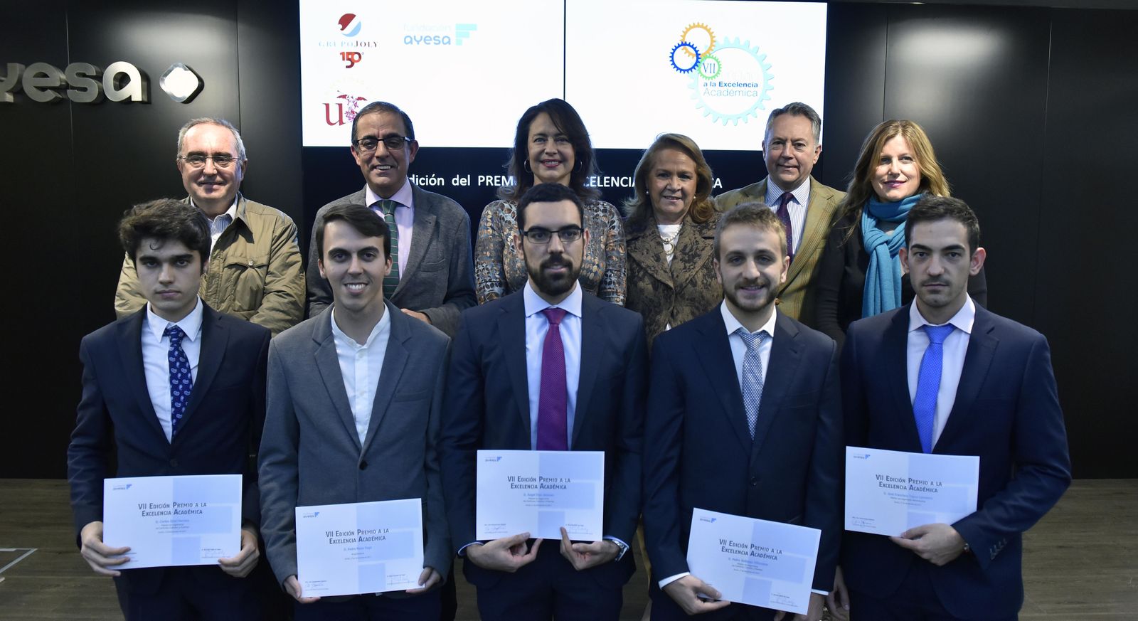 Arriba, Jesús Sánchez, director general de Planificación Económica y Estadística de la Junta de Andalucía; Miguel Ángel Castro, rector de la Universidad de Sevilla; Ana Manzanares, presidenta de la Fundación Ayesa; Concha Yoldi, presidenta de la Fundación Persán y del Consejo Social de la Universidad de Sevilla; José Joly, presidente del Grupo Joly, y Esperanza Caro, directora general de Economía y Comercio del Ayuntamiento de Sevilla; debajo, los premiados: Carlos Giral Herrero, Pedro Mena Vega, Ángel Díaz Jiménez, Pedro Bolinaga Villanueva y José Francisco Tejero Carretero