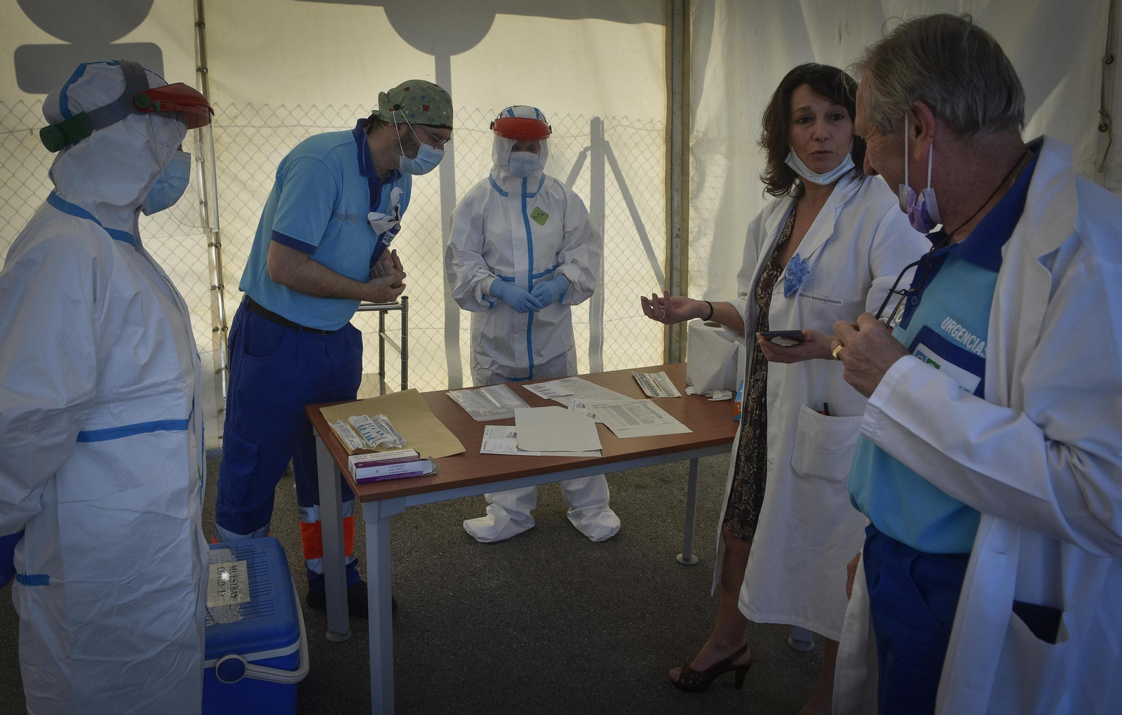 Los profesionales sanitarios encargados de realizar las PCR en la carpa instalada junto al centro de salud de Gines.
