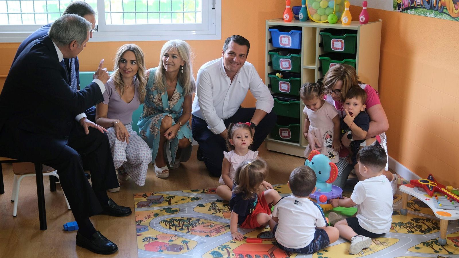 Patricia del Pozo, el alcalde de Córdoba y la concejala de Educación en el Ayuntamiento.