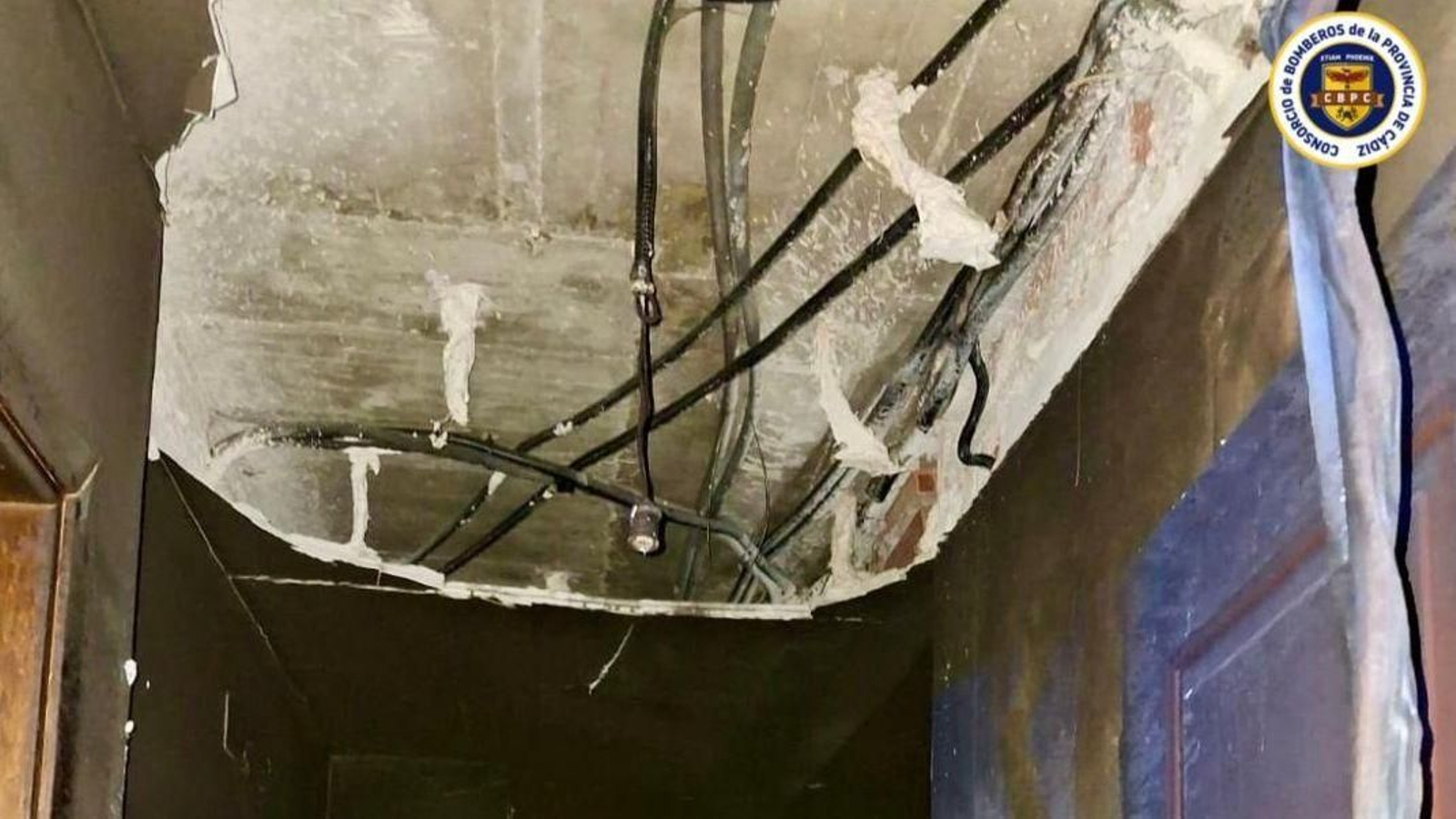 Parte del techo de la vivienda quemada en Jimena.
