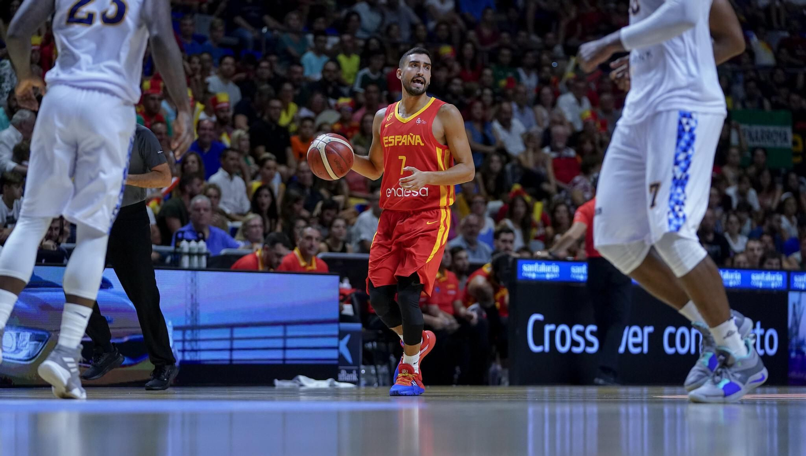 Jaime Fernández bota el balón en un España-Congo en el Carpena.
