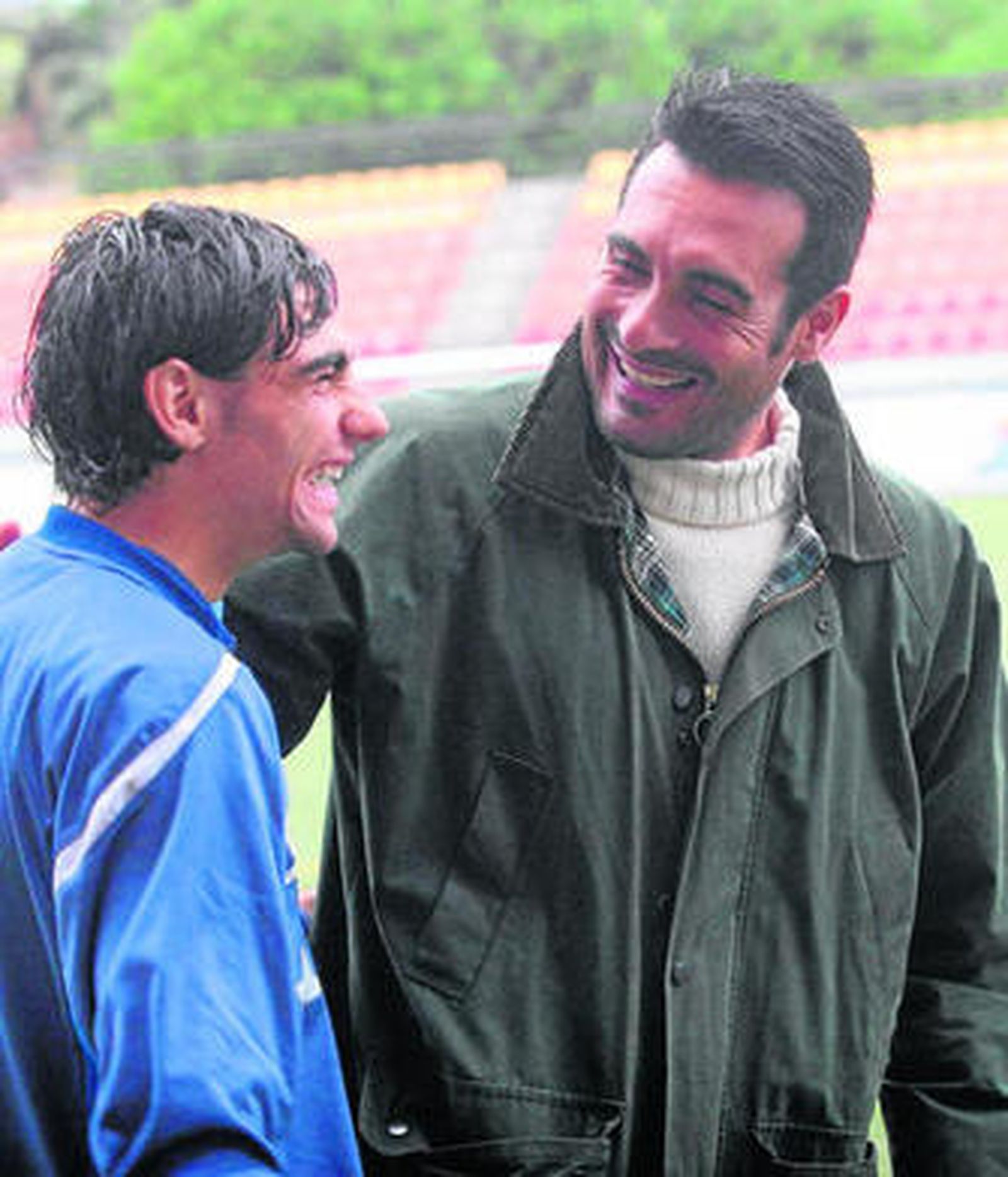 Raúl Procopio (d) conversa con el balono Javi Gallardo, en una imagen de archivo.